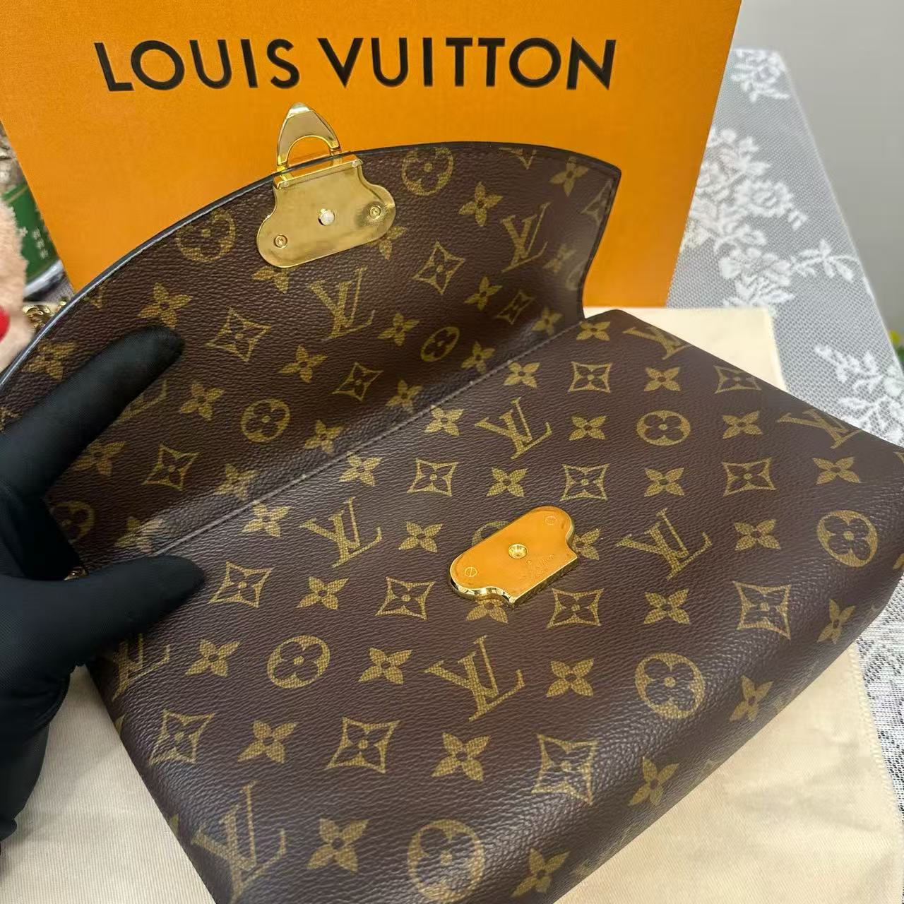 Louis Vuitton - Pochette Métis Chain - Monogram coated canvas with grained leather trim - Monogram Brown with Burgundy Flap - (Small)