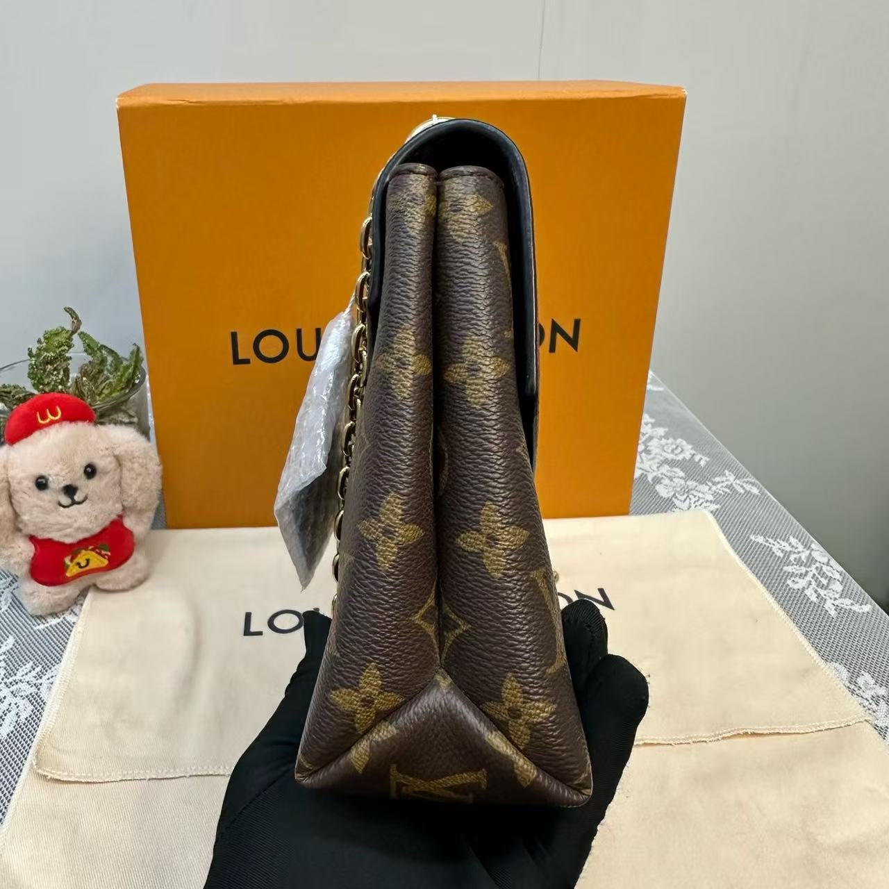 Louis Vuitton - Pochette Métis Chain - Monogram coated canvas with grained leather trim - Monogram Brown with Burgundy Flap - (Small)