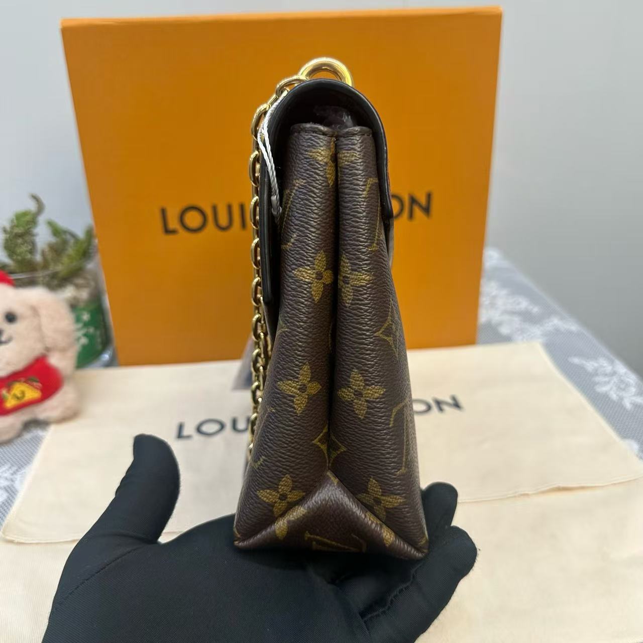 Louis Vuitton - Pochette Métis Chain - Monogram coated canvas with grained leather trim - Monogram Brown with Burgundy Flap - (Small)