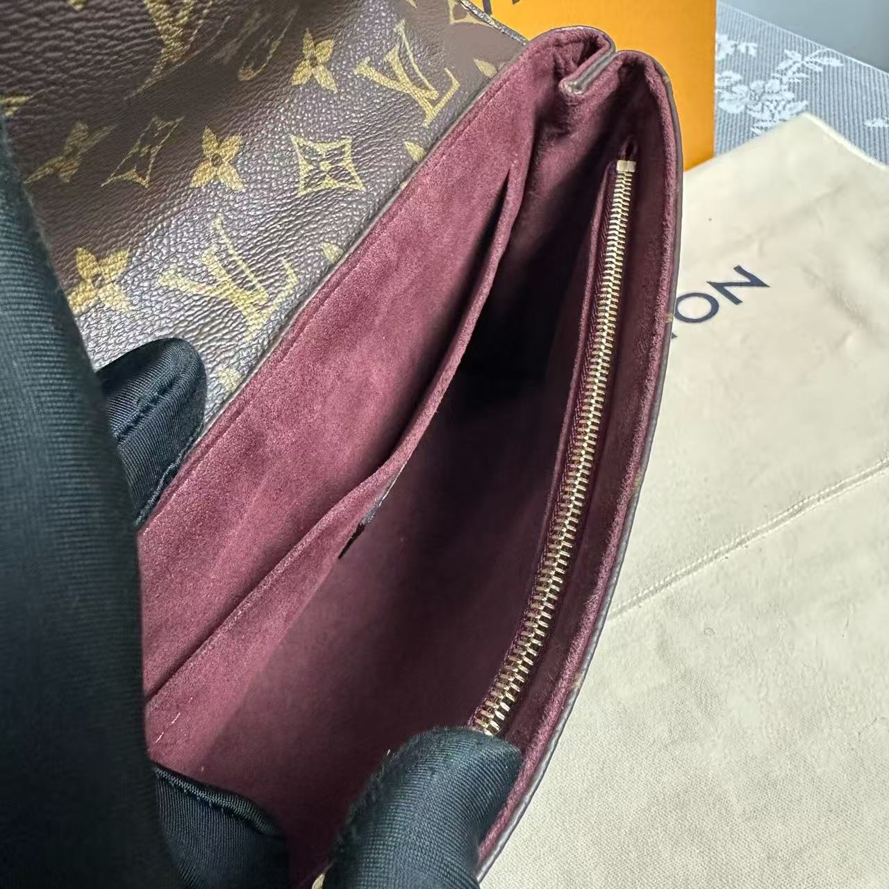 Louis Vuitton - Pochette Métis Chain - Monogram coated canvas with grained leather trim - Monogram Brown with Burgundy Flap - (Small)