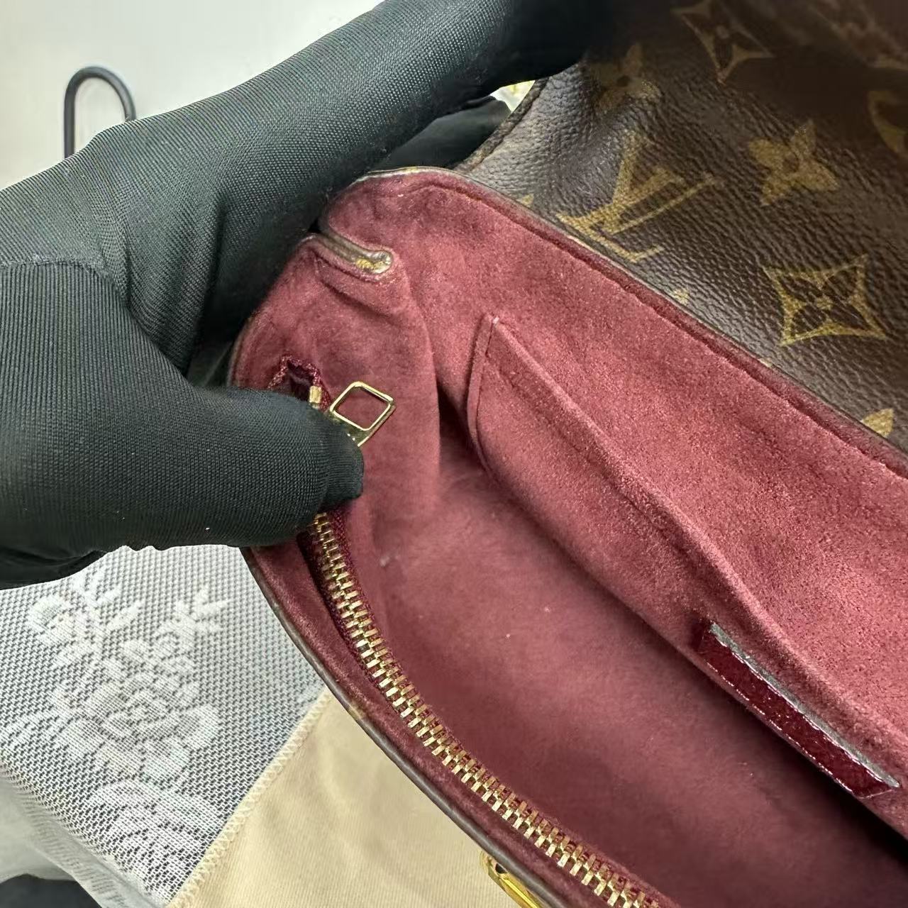 Louis Vuitton - Pochette Métis Chain - Monogram coated canvas with grained leather trim - Monogram Brown with Burgundy Flap - (Small)