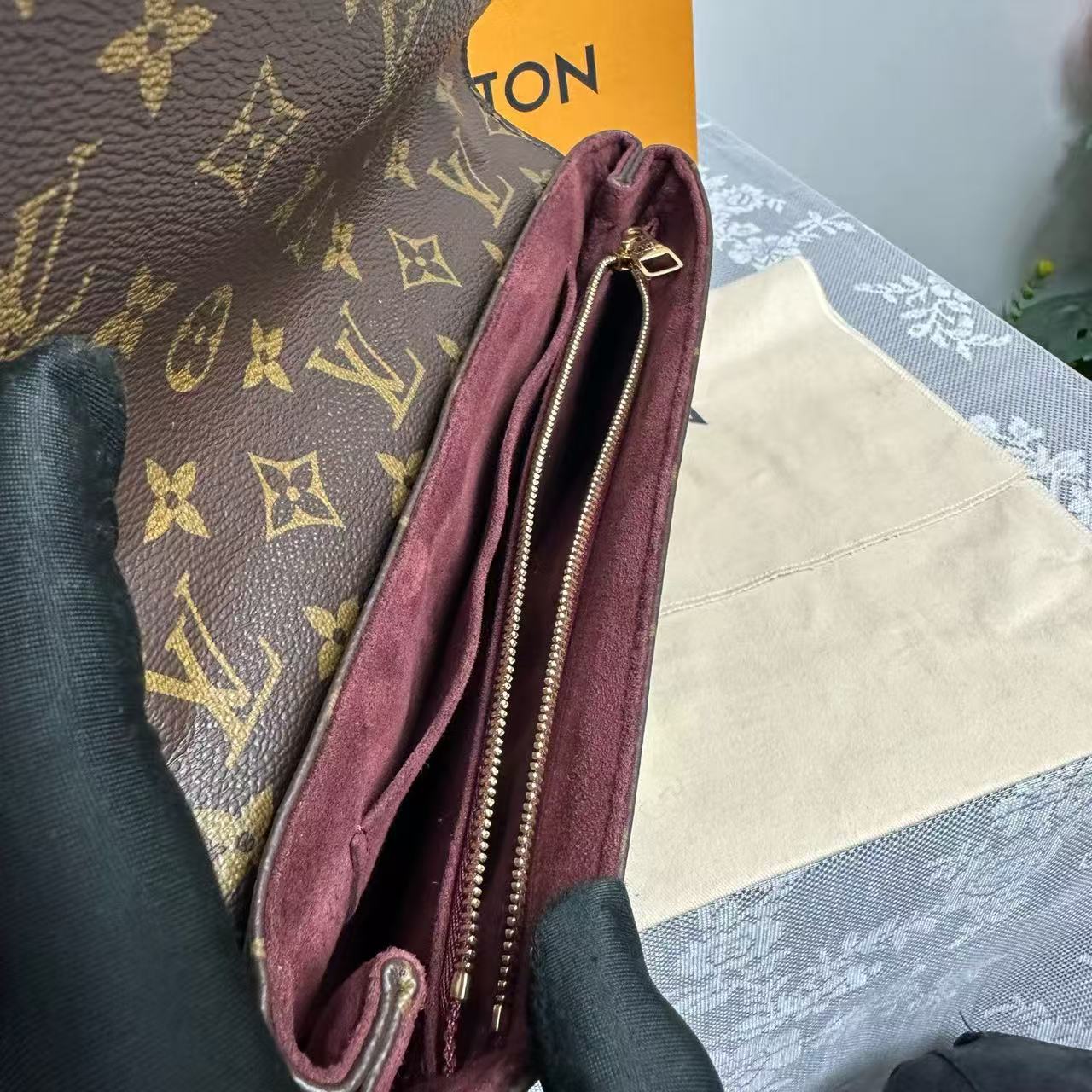Louis Vuitton - Pochette Métis Chain - Monogram coated canvas with grained leather trim - Monogram Brown with Burgundy Flap - (Small)