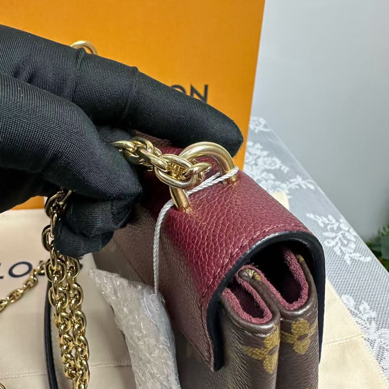 Louis Vuitton - Pochette Métis Chain - Monogram coated canvas with grained leather trim - Monogram Brown with Burgundy Flap - (Small)