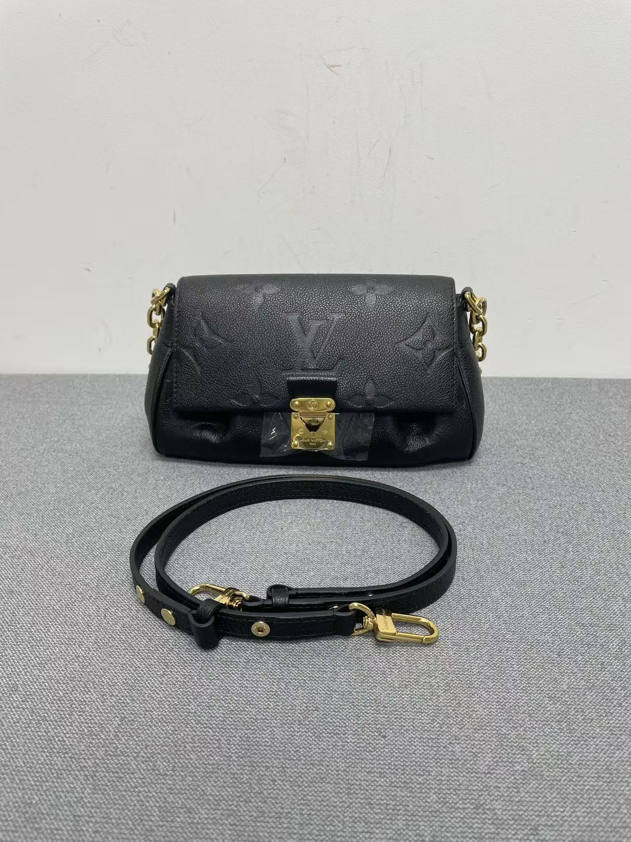 Louis Vuitton - Pochette Métis - Grained leather - Black - (small)