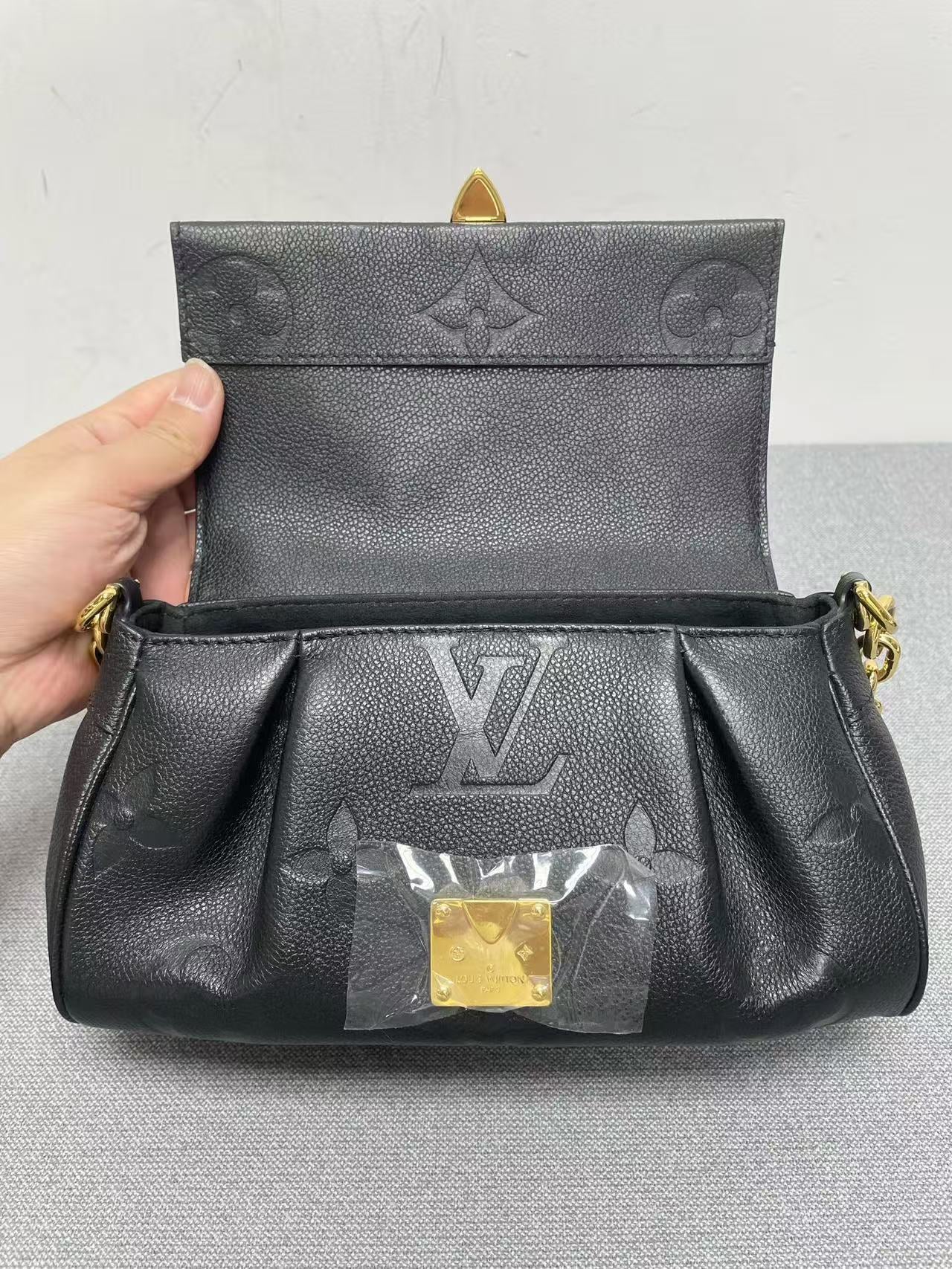 Louis Vuitton - Pochette Métis - Grained leather - Black - (small)