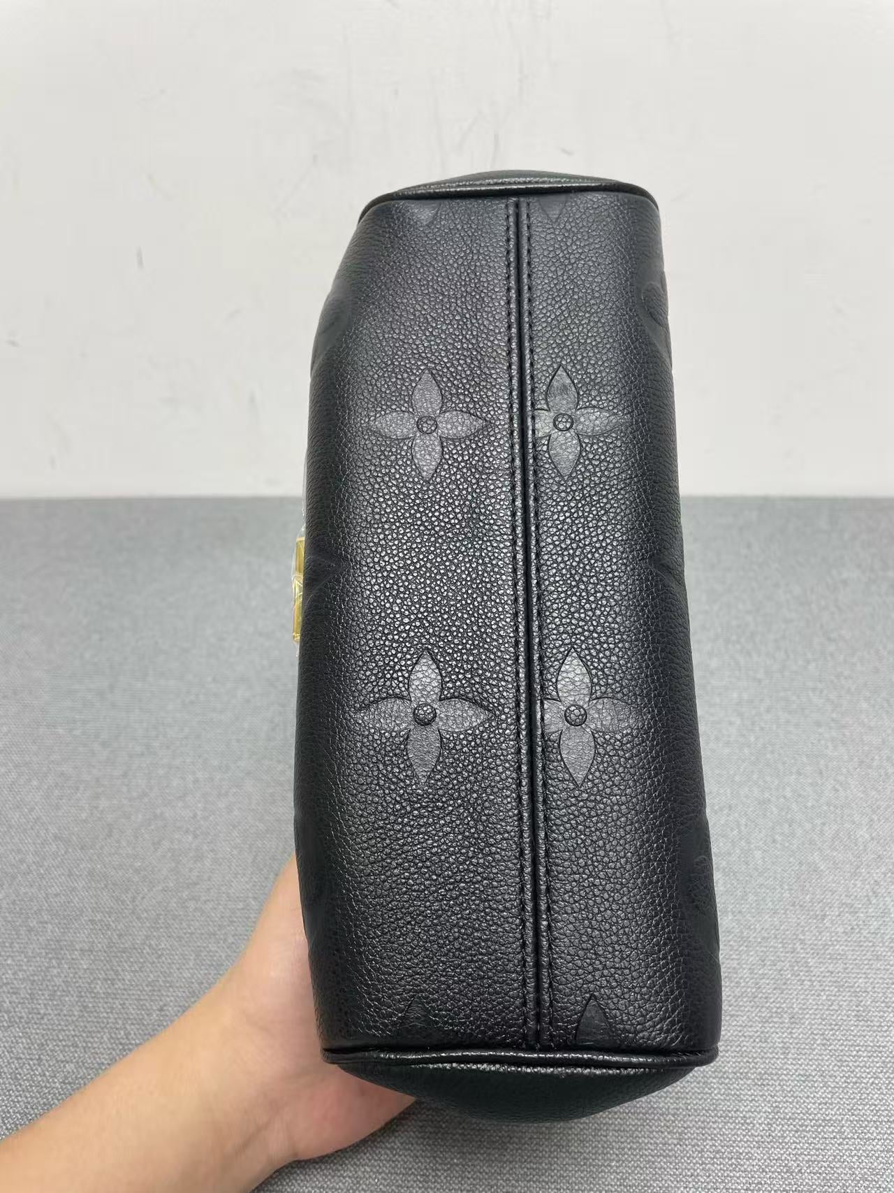 Louis Vuitton - Pochette Métis - Grained leather - Black - (small)