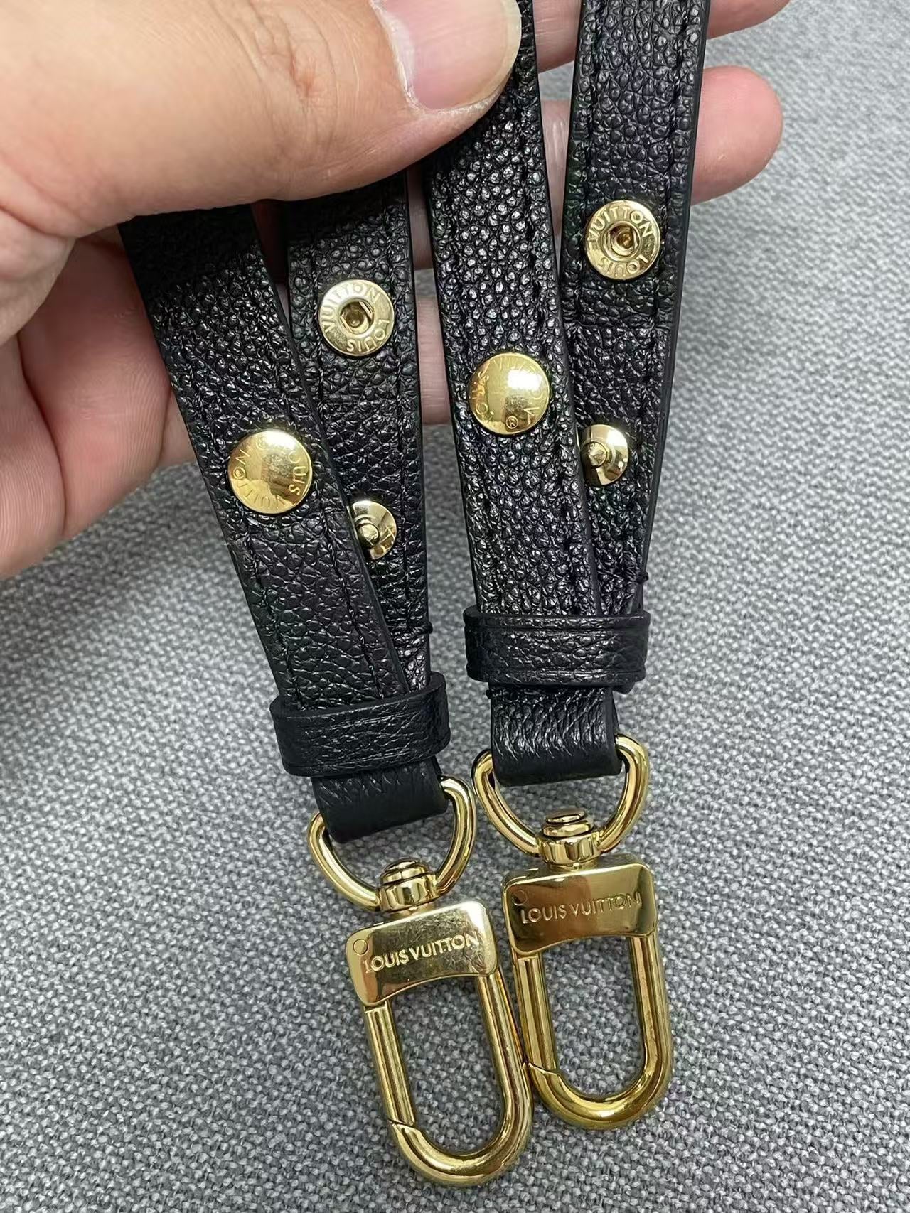 Louis Vuitton - Pochette Métis - Grained leather - Black - (small)