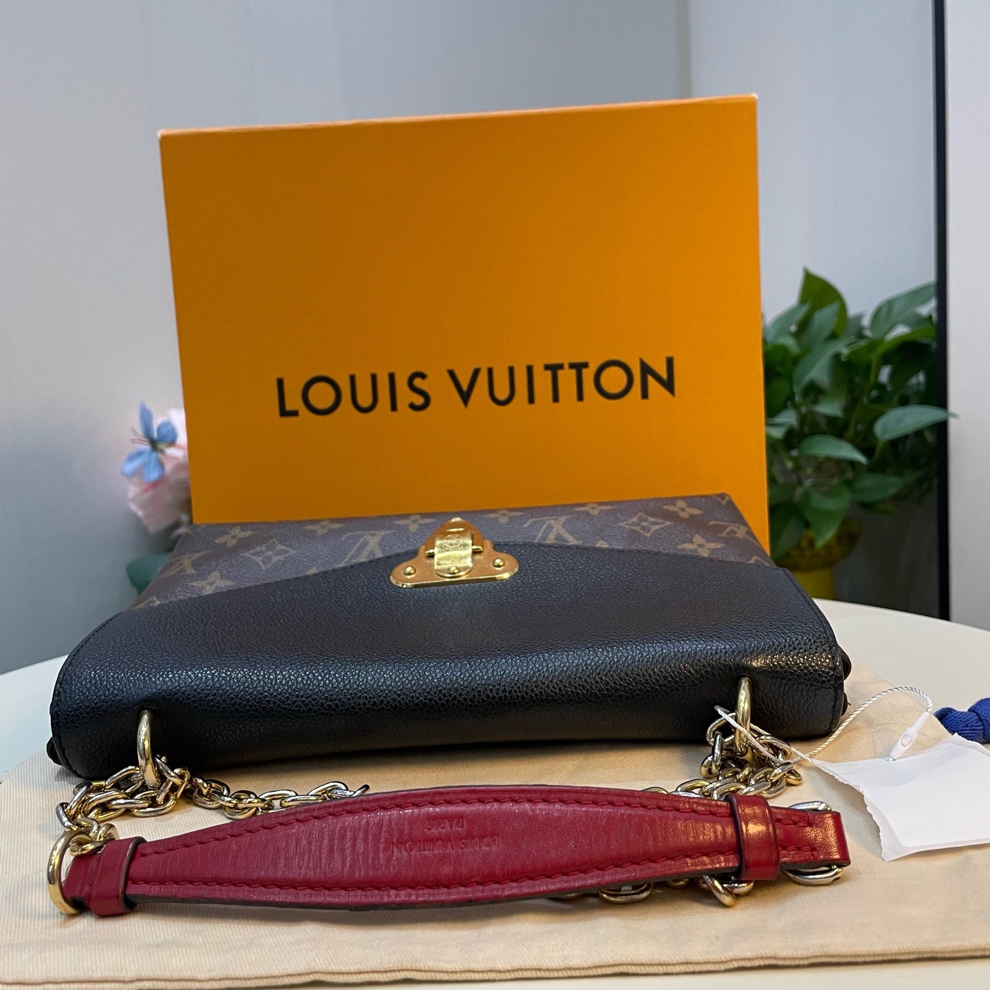 Louis Vuitton - Pochette Metis - Leather - Black - (medium)