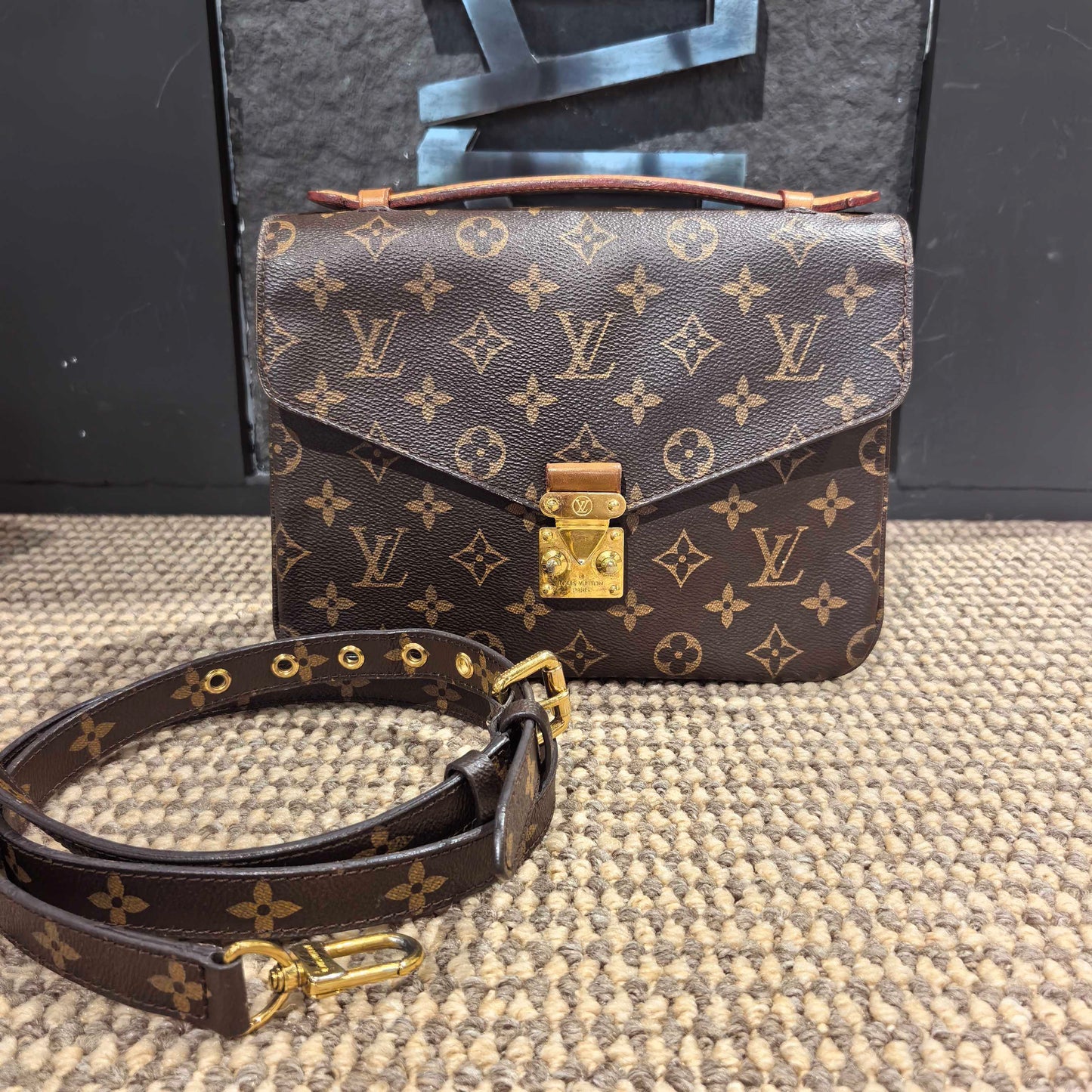Louis Vuitton - Pochette Metis - Leather - Brown - (medium)