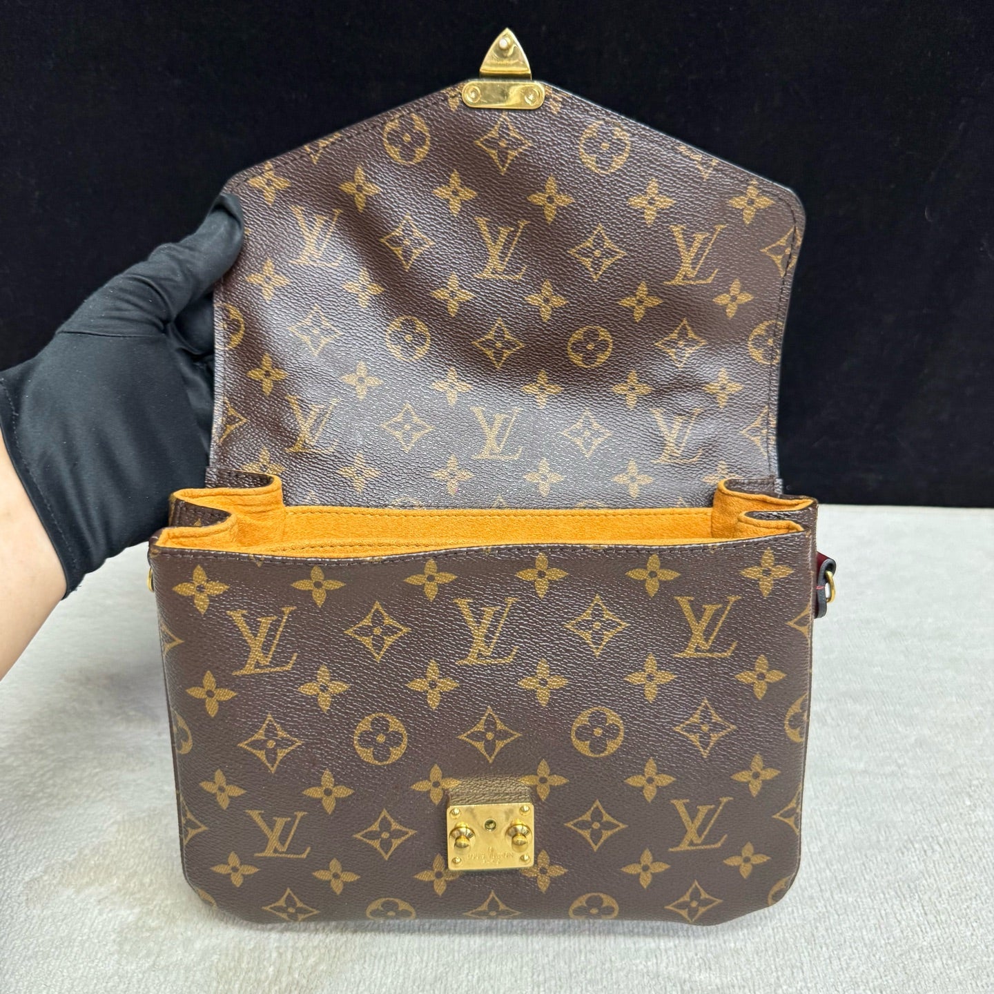 Louis Vuitton - Pochette Metis - Leather - Brown - (medium)