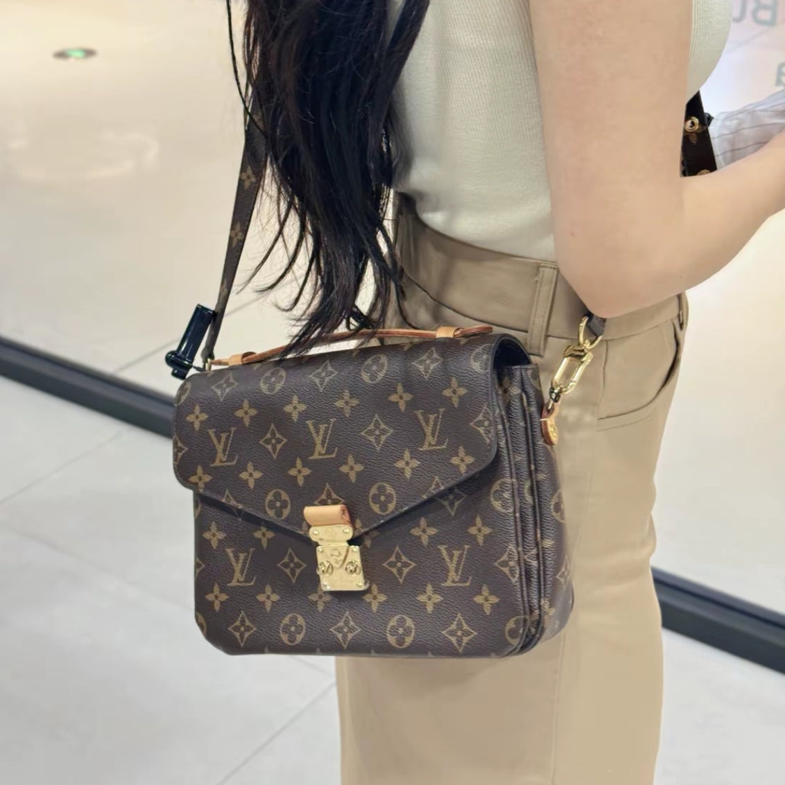 Louis Vuitton - Pochette Metis - Leather - Brown - (medium)
