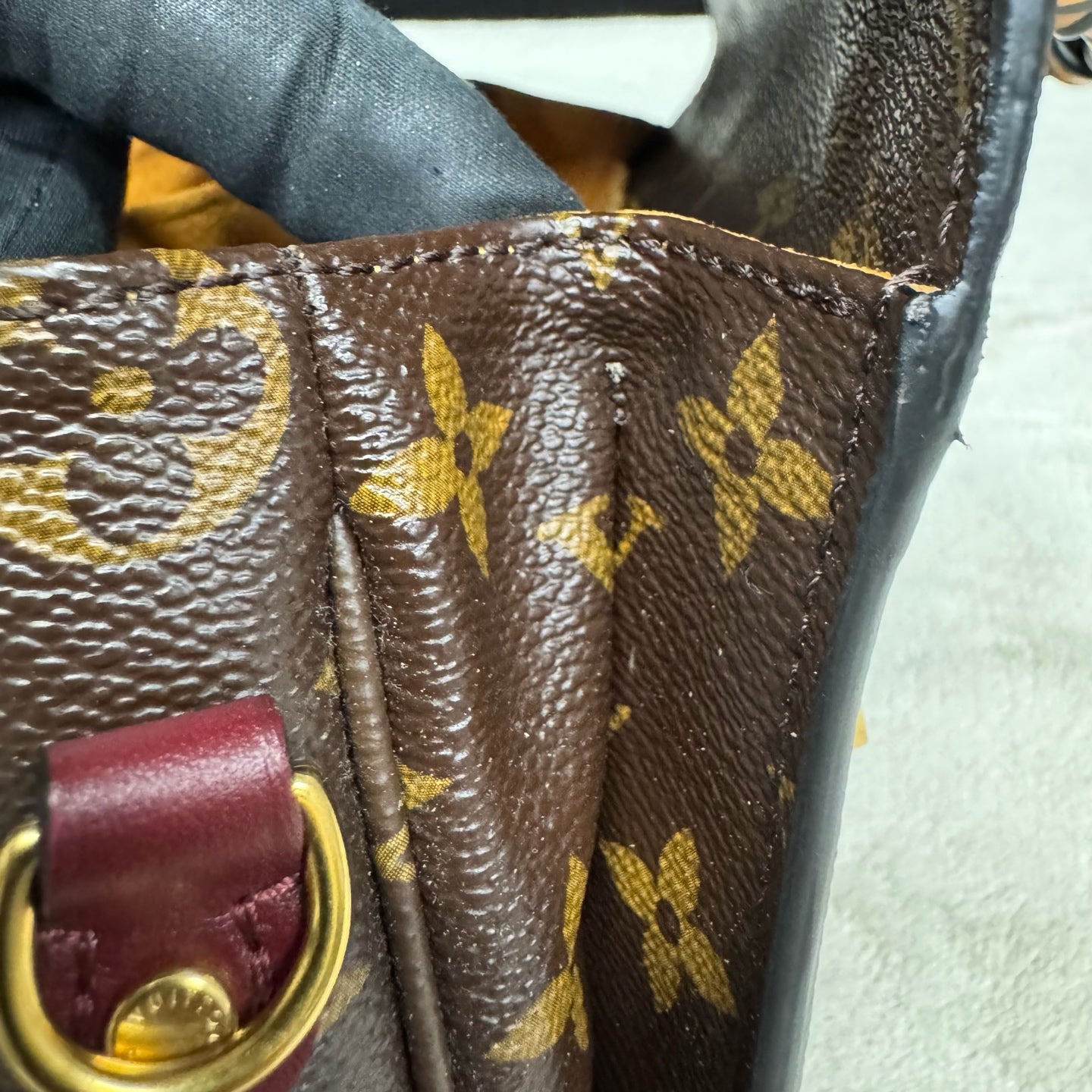 Louis Vuitton - Pochette Metis - Leather - Brown - (medium)