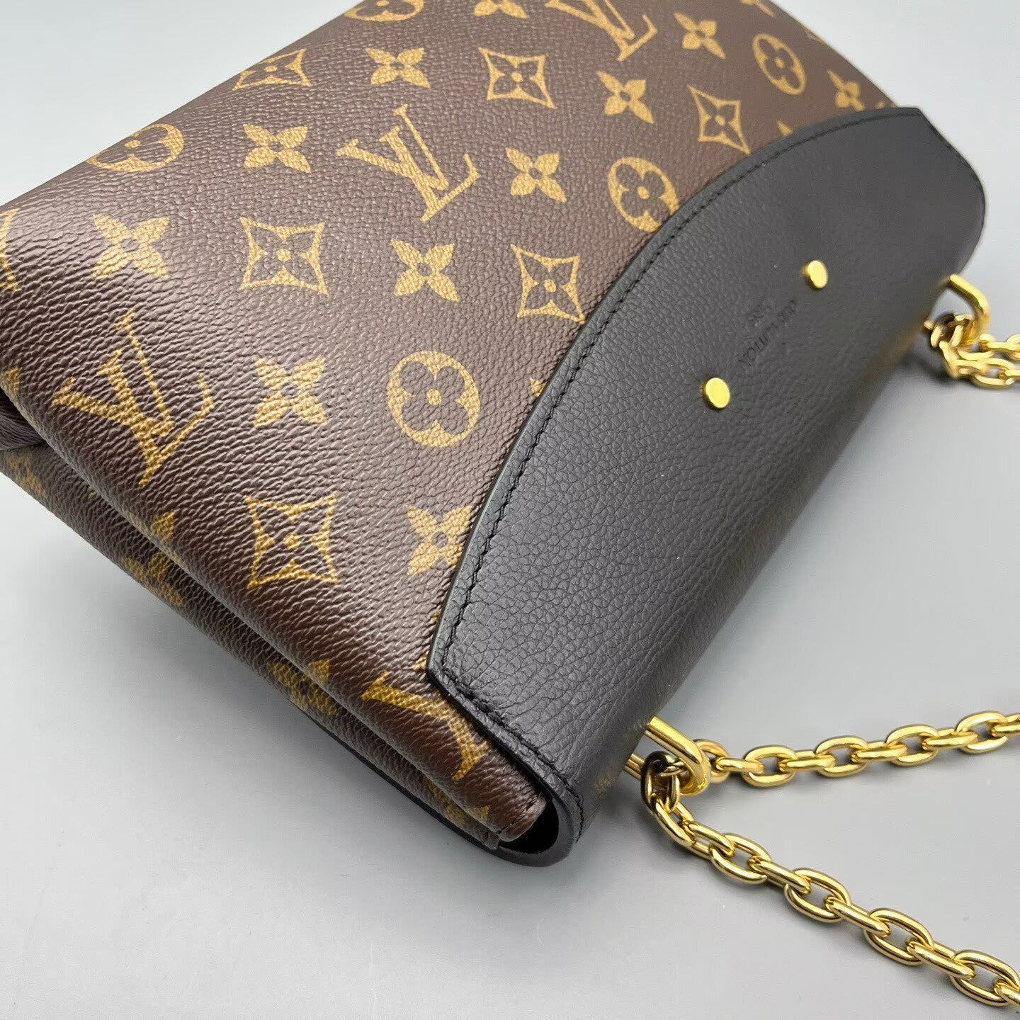 Louis Vuitton - Pochette Métis - Monogram canvas and grained leather - Black and Brown - (medium)