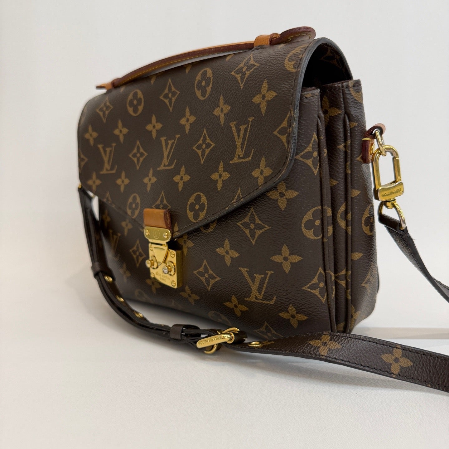 Louis Vuitton - Pochette Metis - Monogram coated canvas with natural cowhide leather trim - Brown - (Small)