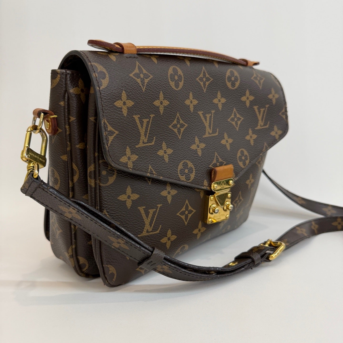 Louis Vuitton - Pochette Metis - Monogram coated canvas with natural cowhide leather trim - Brown - (Small)