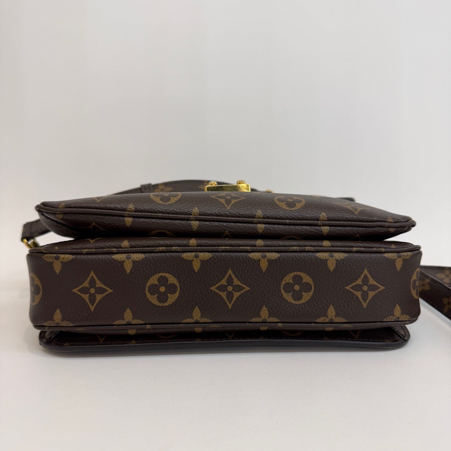 Louis Vuitton - Pochette Metis - Monogram coated canvas with natural cowhide leather trim - Brown - (Small)