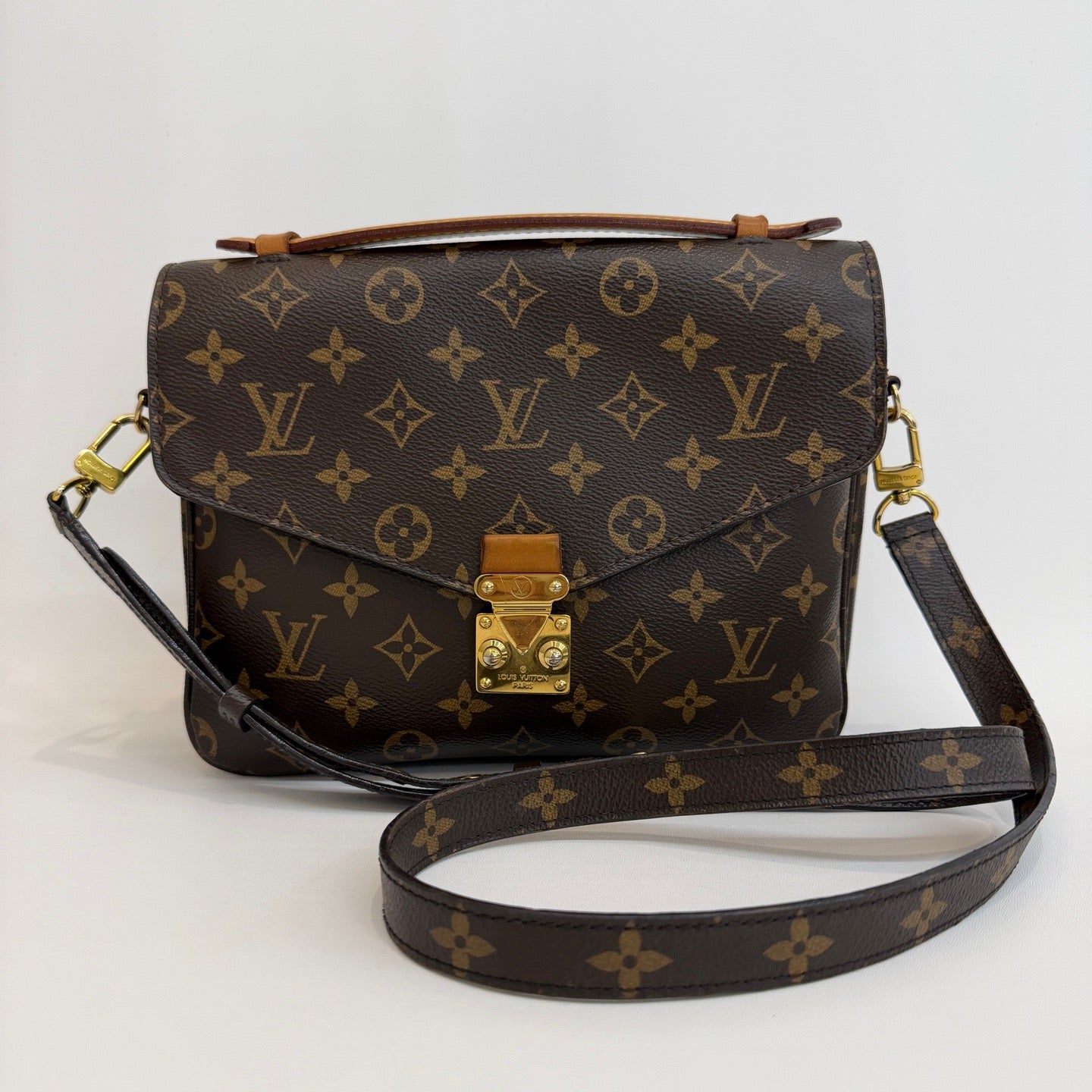 Louis Vuitton - Pochette Metis - Monogram coated canvas with natural cowhide leather trim - Brown - (Small)