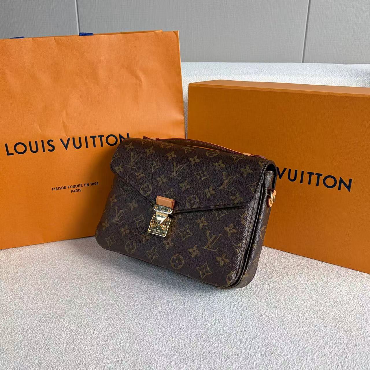 Louis Vuitton - Pochette Metis - Monogram coated canvas with vachetta leather trim - Brown - (Medium)