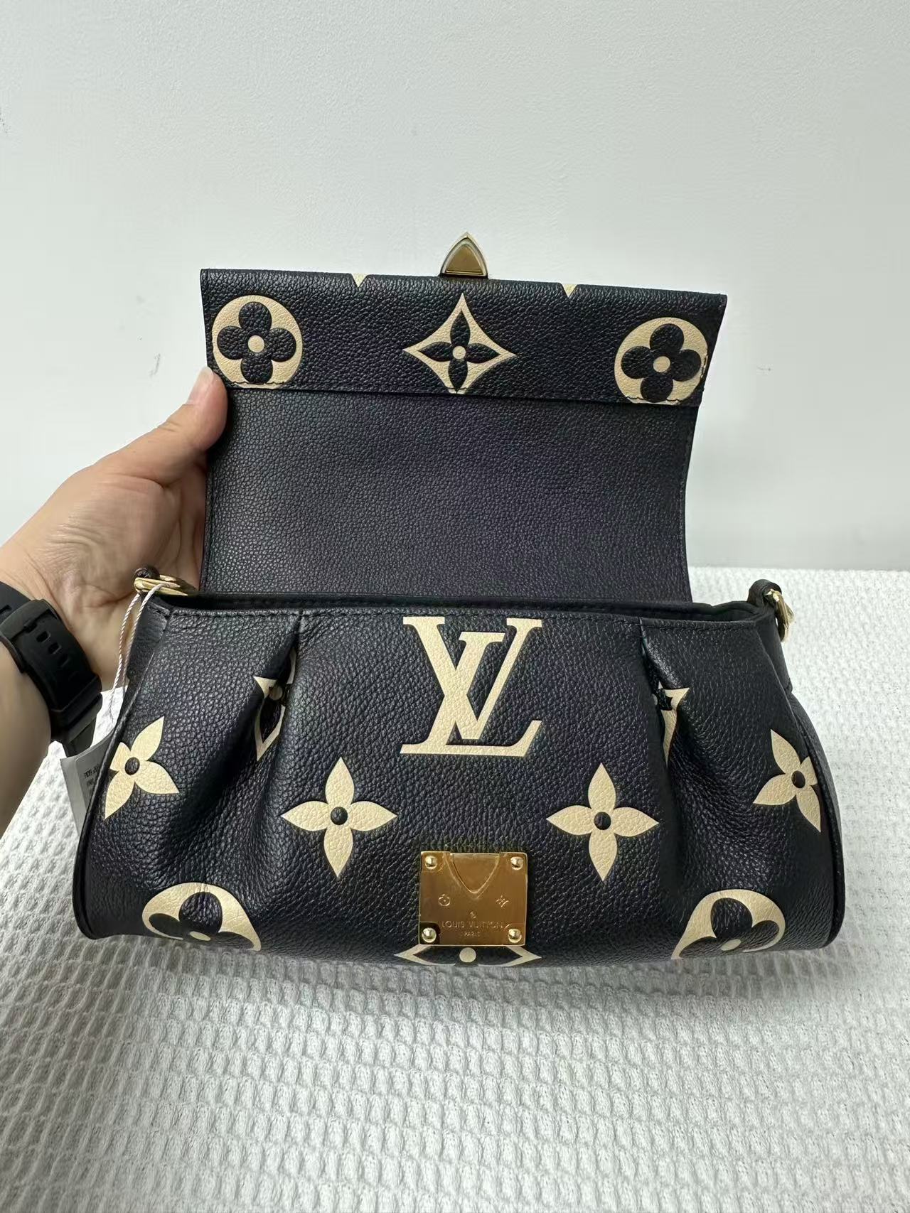 Louis Vuitton - Pochette Metis - Monogram Empreinte Leather - Black - (medium)