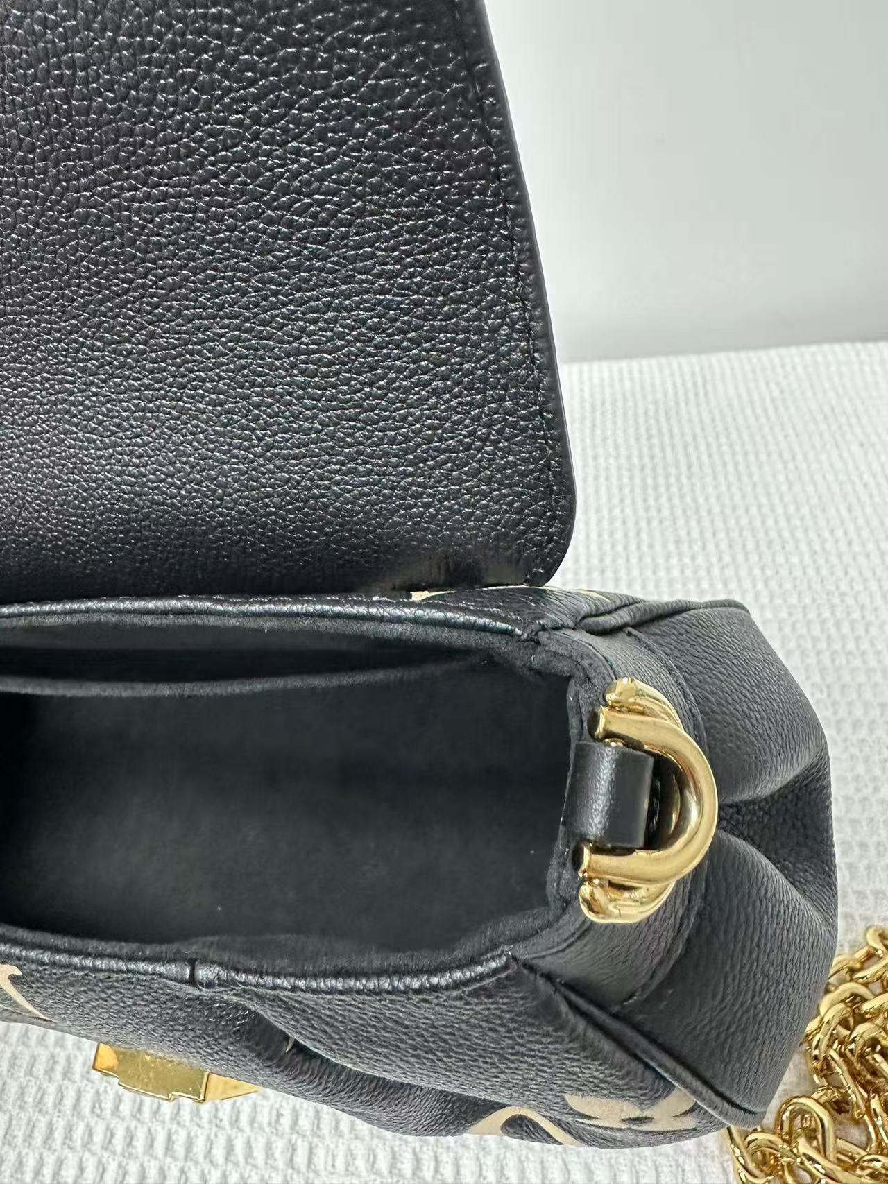 Louis Vuitton - Pochette Metis - Monogram Empreinte Leather - Black - (medium)