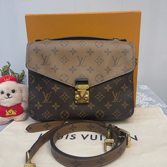 Louis Vuitton - Pochette Métis Monogram Reverse - Monogram coated canvas with leather trim - Brown and Tan with Black trim and Gold-Tone Hardware - (Small)