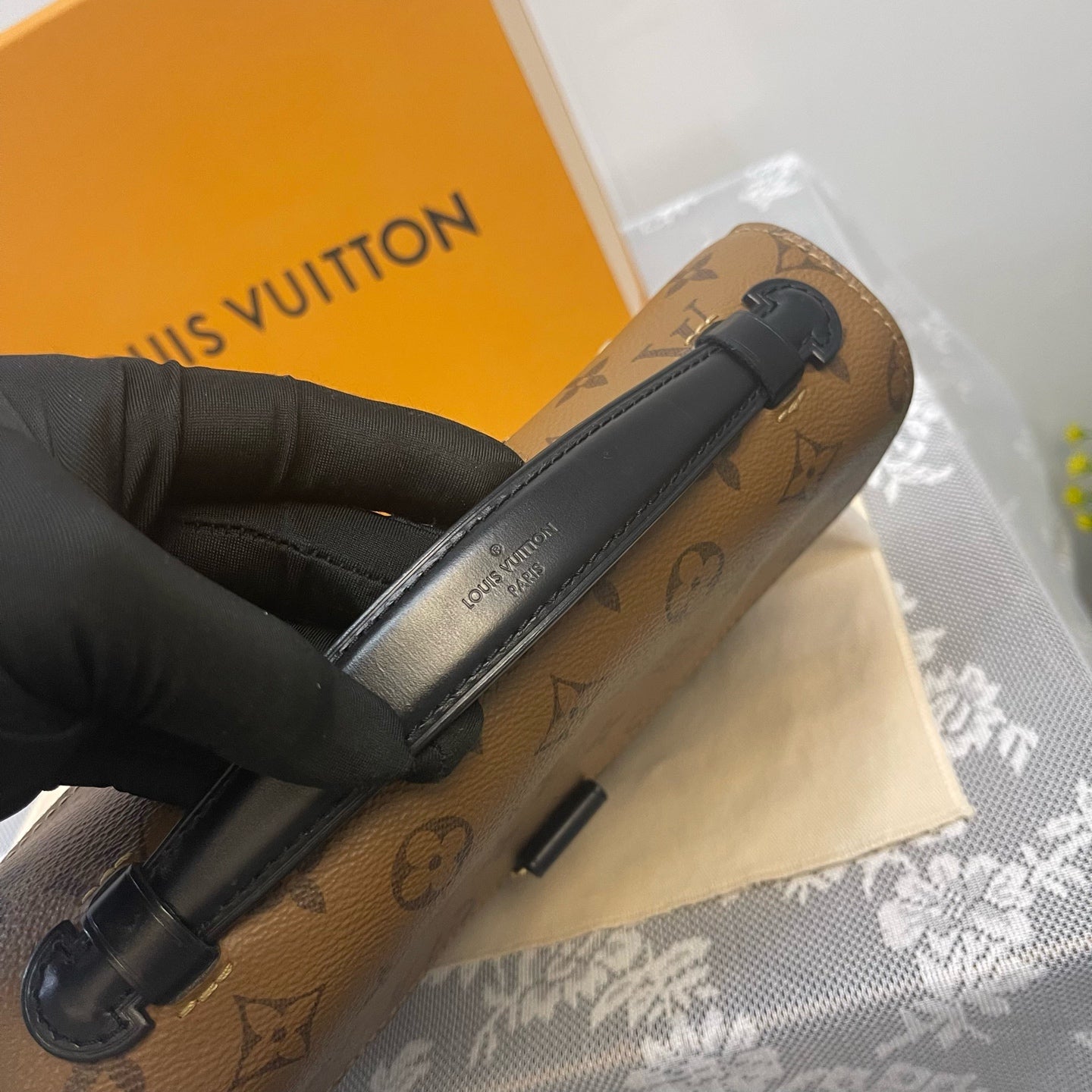 Louis Vuitton - Pochette Métis Monogram Reverse - Monogram coated canvas with leather trim - Brown and Tan with Black trim and Gold-Tone Hardware - (Small)