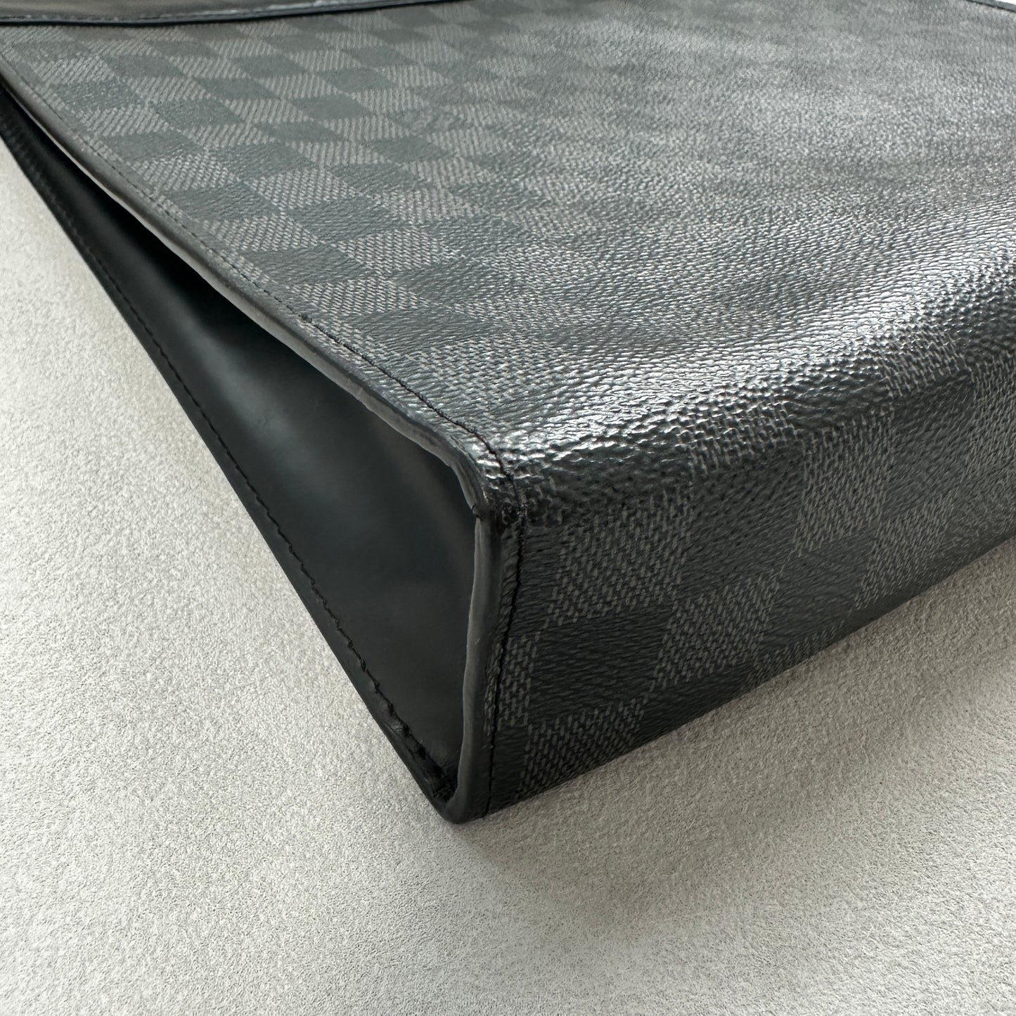 Louis Vuitton - Pochette Voyage - Leather - Black - (large)