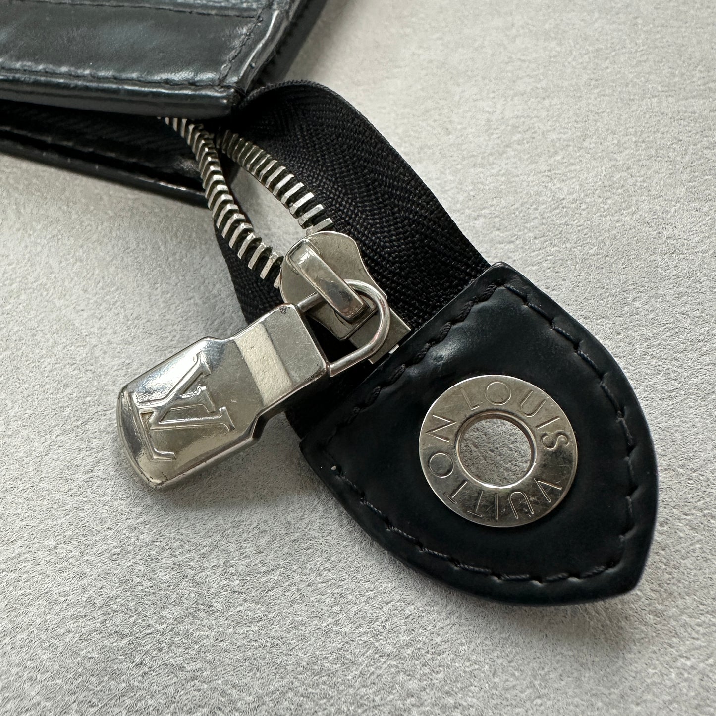 Louis Vuitton - Pochette Voyage - Leather - Black - (large)