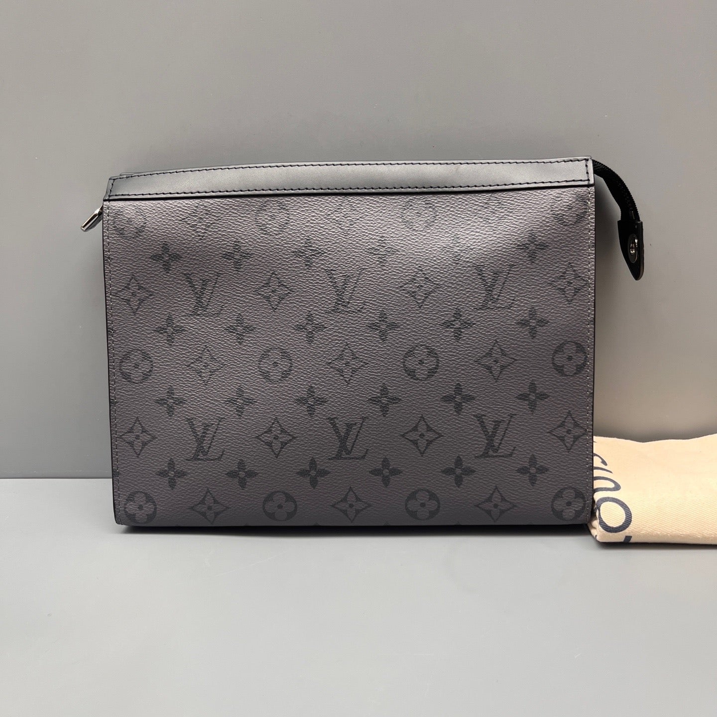 Louis Vuitton - Pochette Voyage MM - Coated canvas with leather trim - Grey - (Medium)