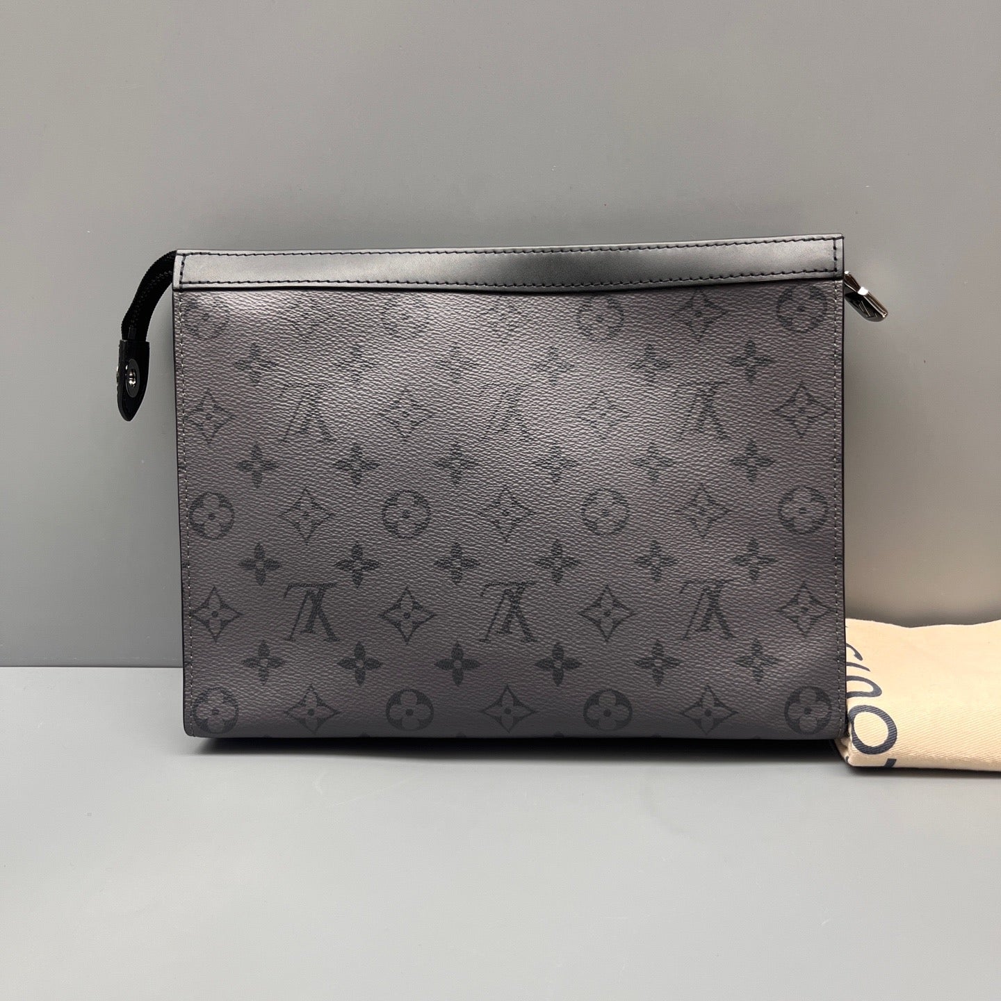 Louis Vuitton - Pochette Voyage MM - Coated canvas with leather trim - Grey - (Medium)