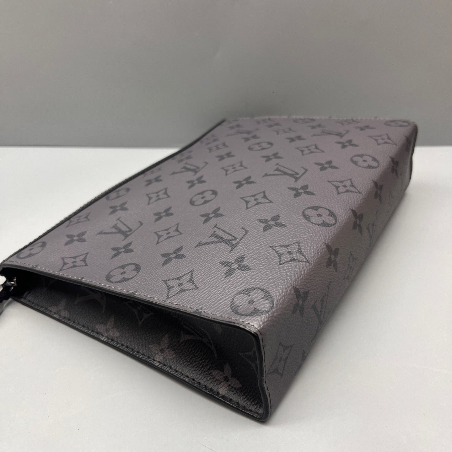 Louis Vuitton - Pochette Voyage MM - Coated canvas with leather trim - Grey - (Medium)