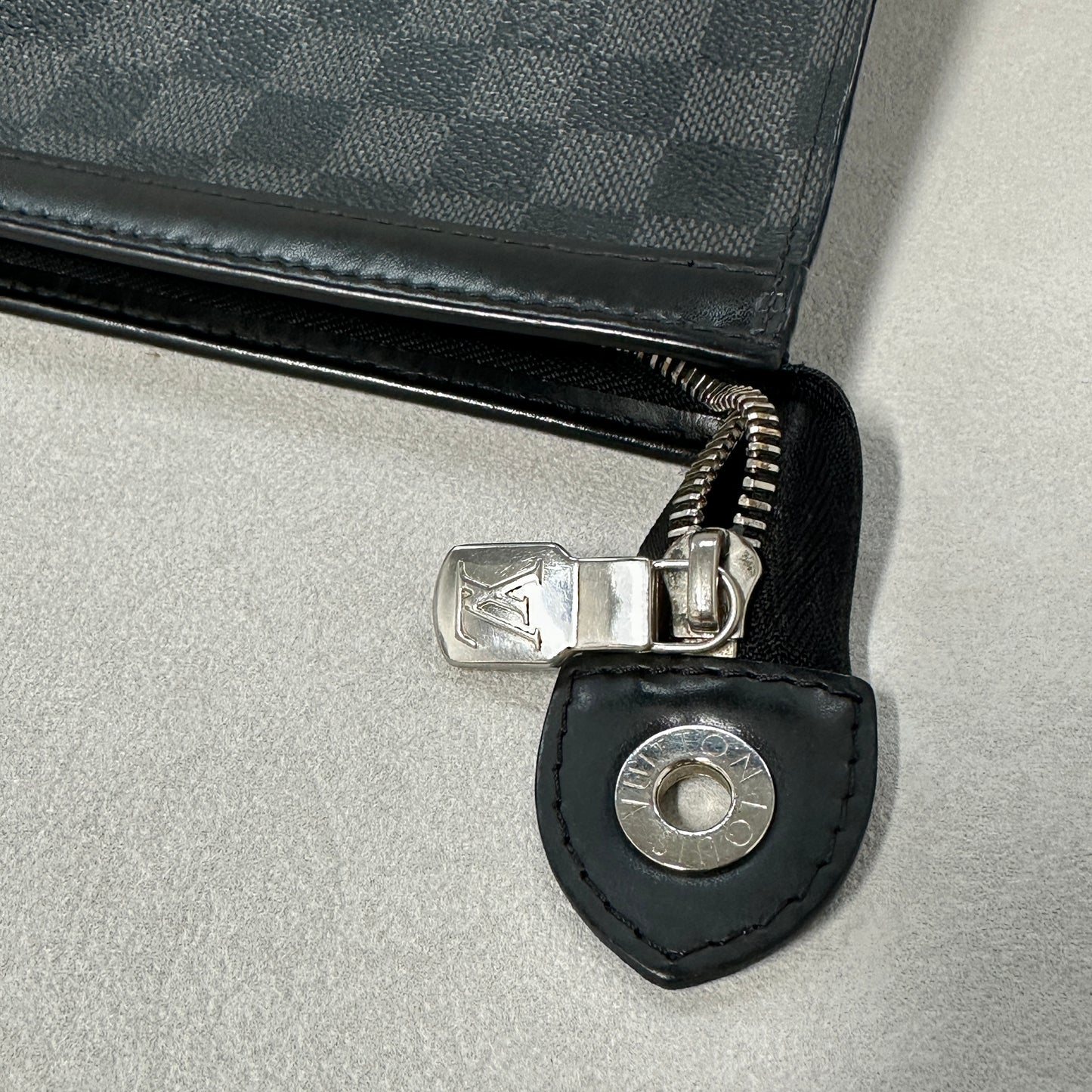 Louis Vuitton - Pochette Voyage MM - Leather - Black - (medium)