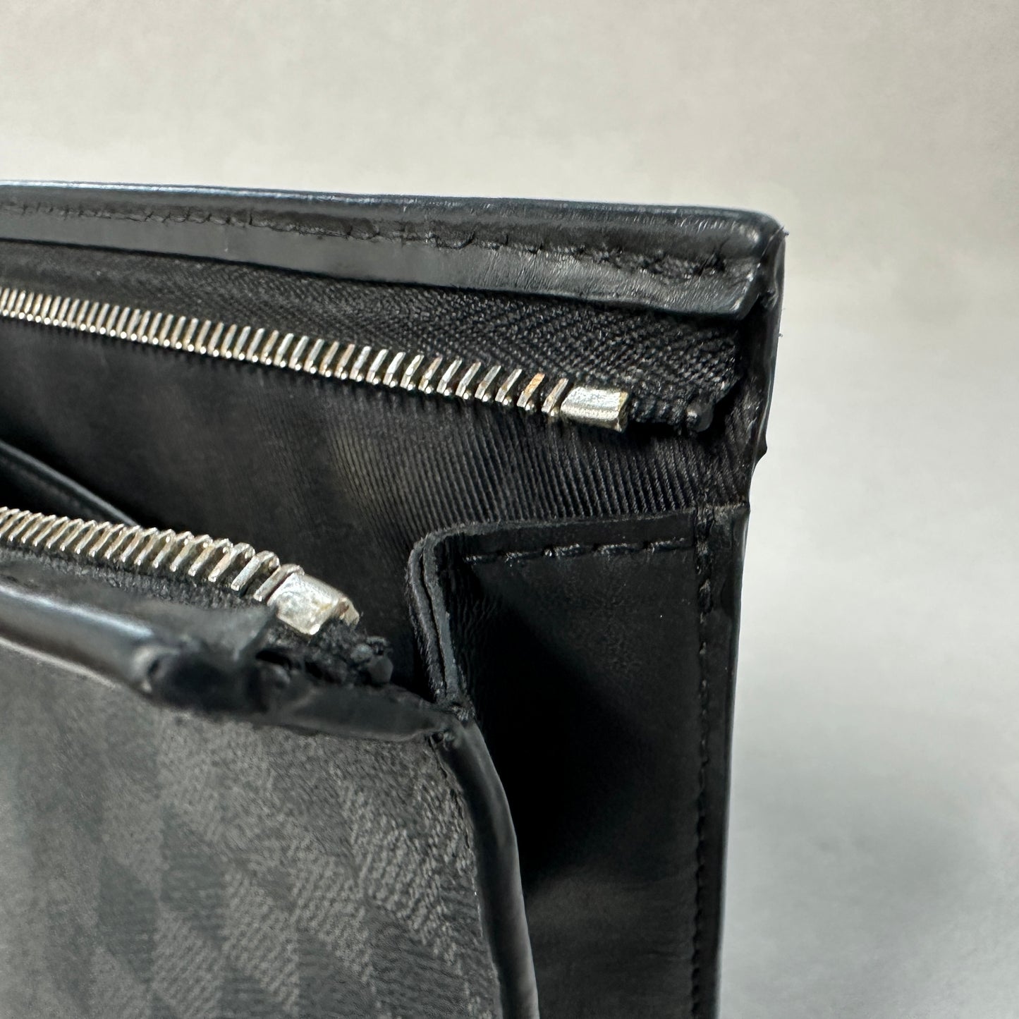 Louis Vuitton - Pochette Voyage MM - Leather - Black - (medium)