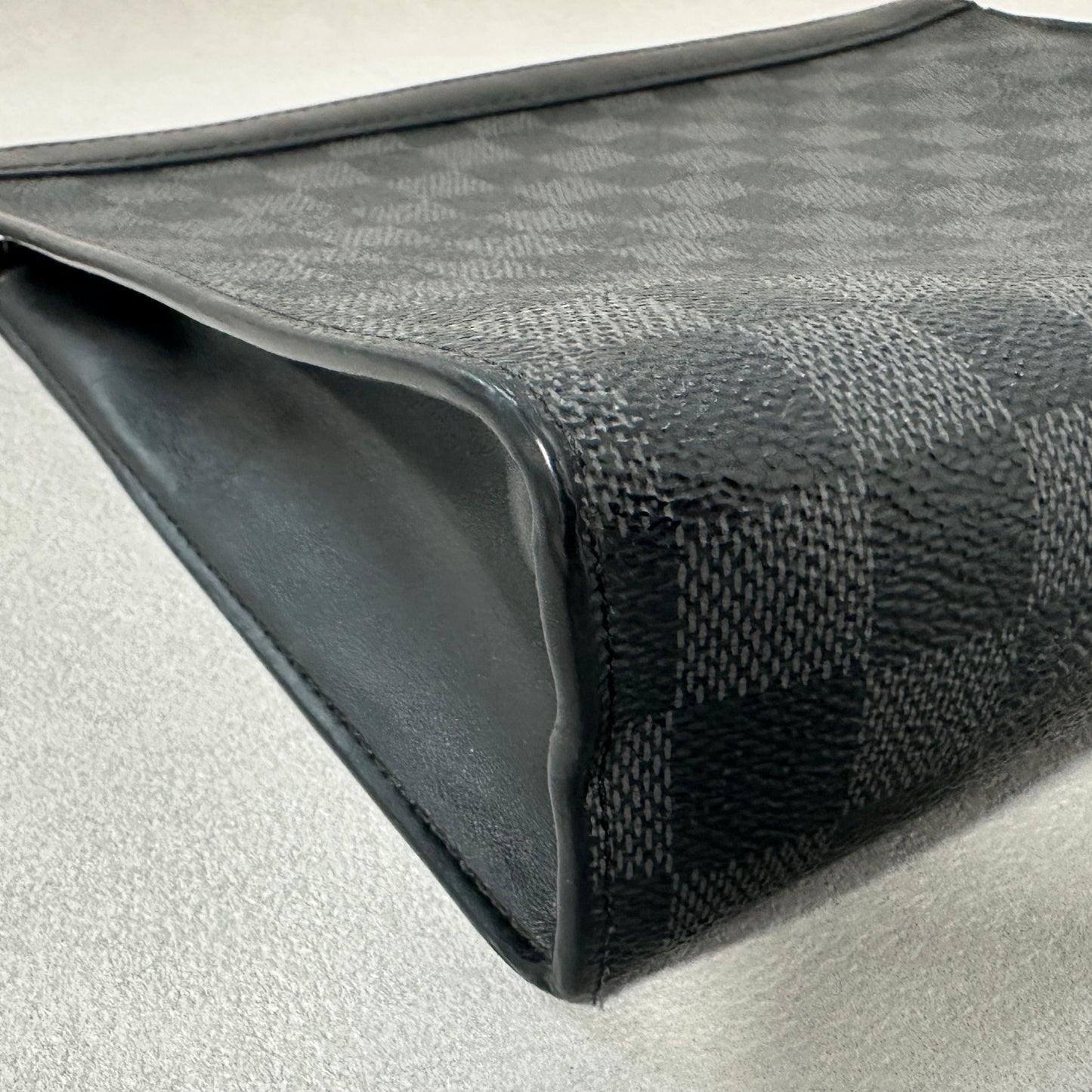 Louis Vuitton - Pochette Voyage MM - Leather - Black - (medium)