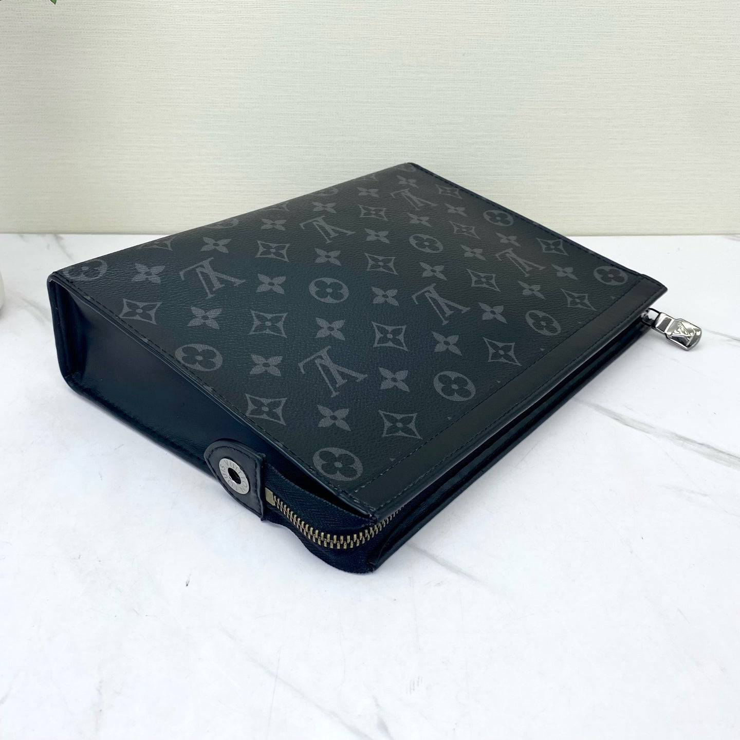 Louis Vuitton - Pochette Voyage MM - Monogram Eclipse coated canvas with leather trim - Black - (medium)