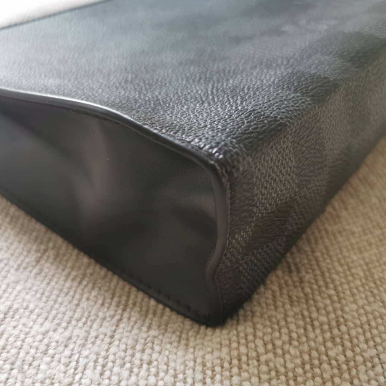 Louis Vuitton - Pochette Voyage MM - Synthetic - Black - (medium)