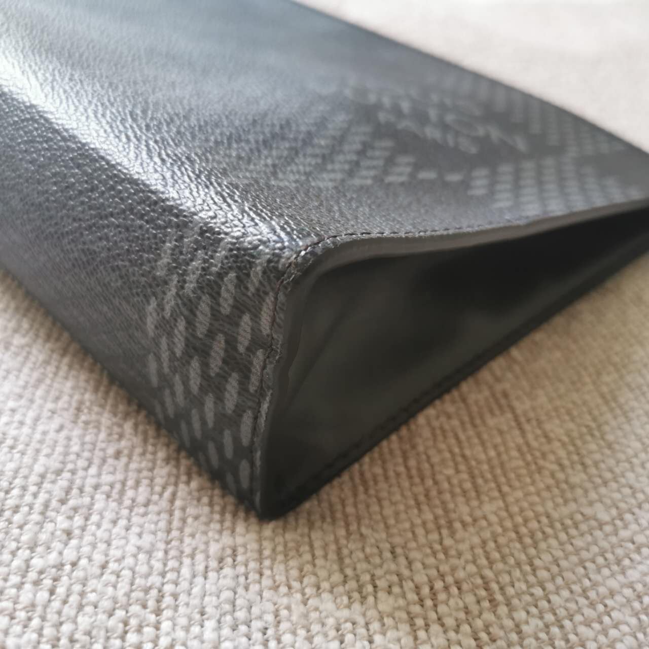 Louis Vuitton - Pochette Voyage MM - Synthetic - Black - (medium)