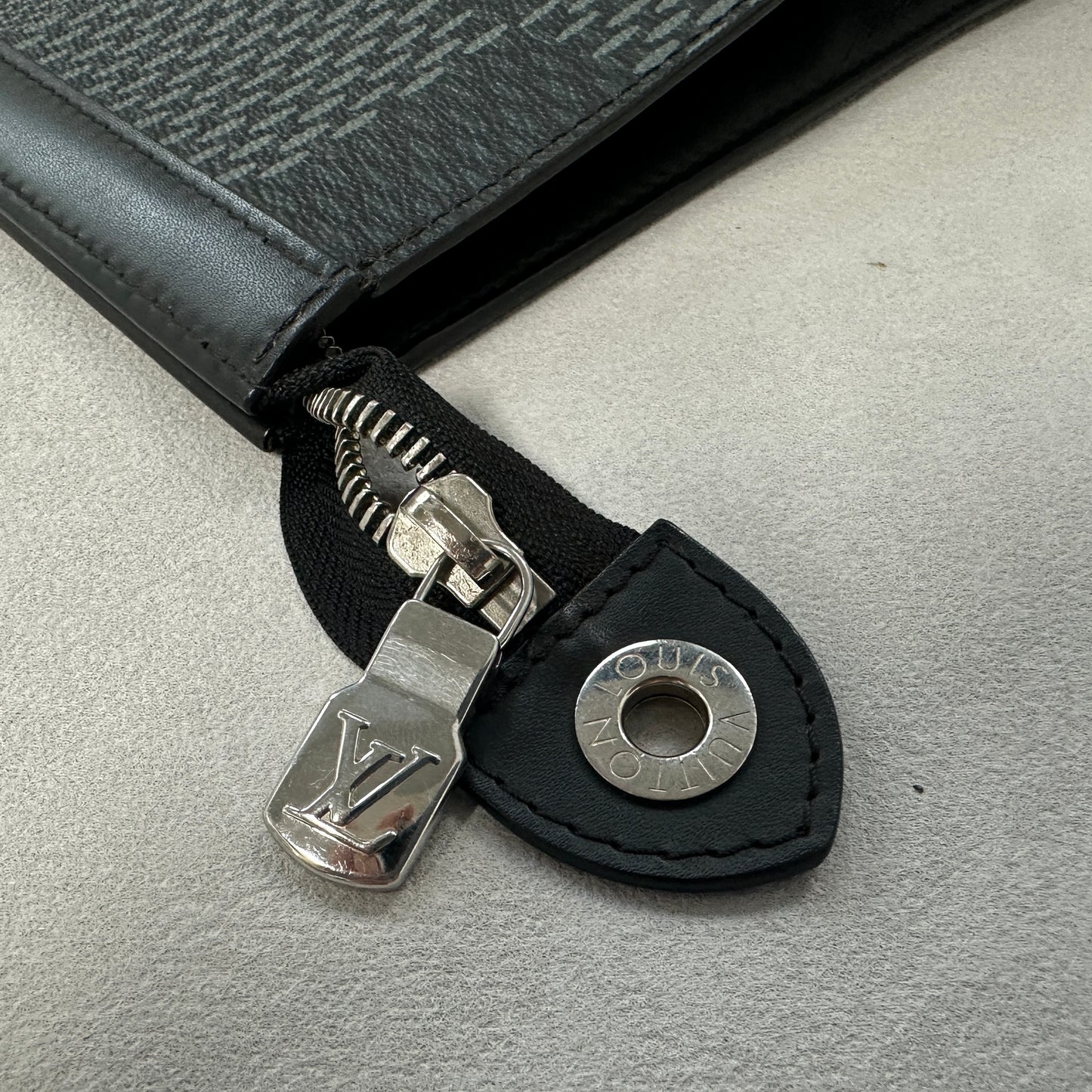 Louis Vuitton - Pochette Voyage MM - Synthetic - Black - (medium)