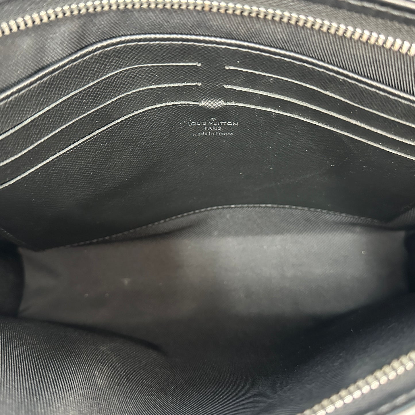 Louis Vuitton - Pochette Voyage MM - Synthetic - Black - (medium)