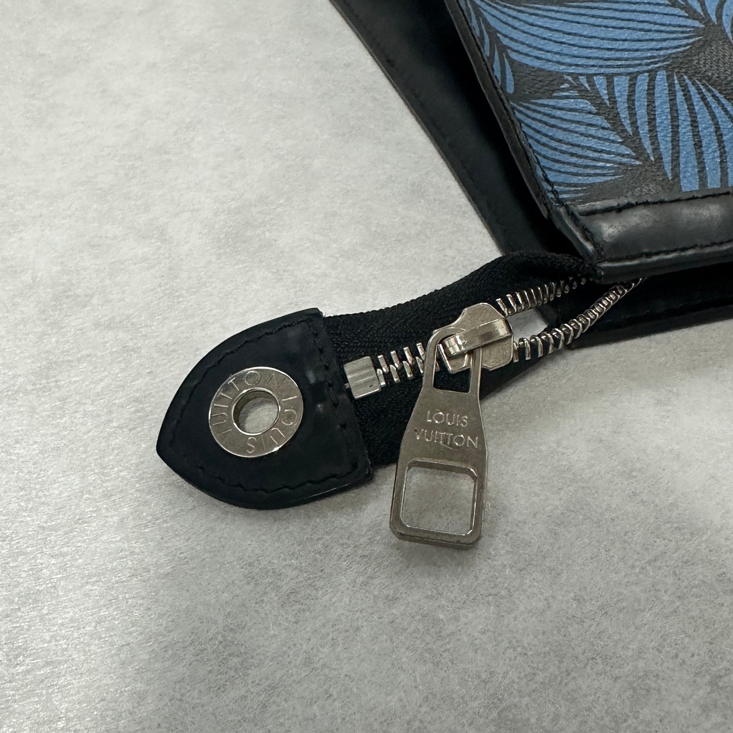 Louis Vuitton - Pochette Voyage - Synthetic - Black - (medium)