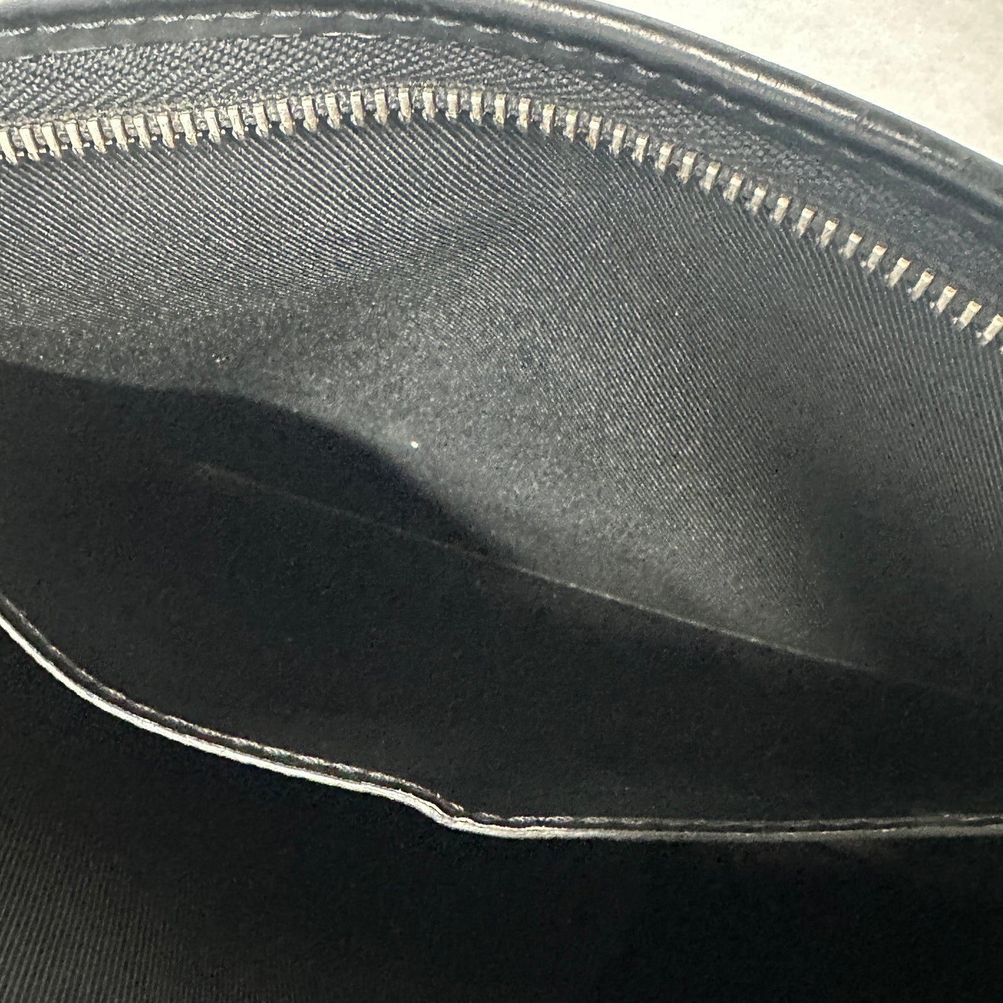 Louis Vuitton - Pochette Voyage - Synthetic - Black - (medium)