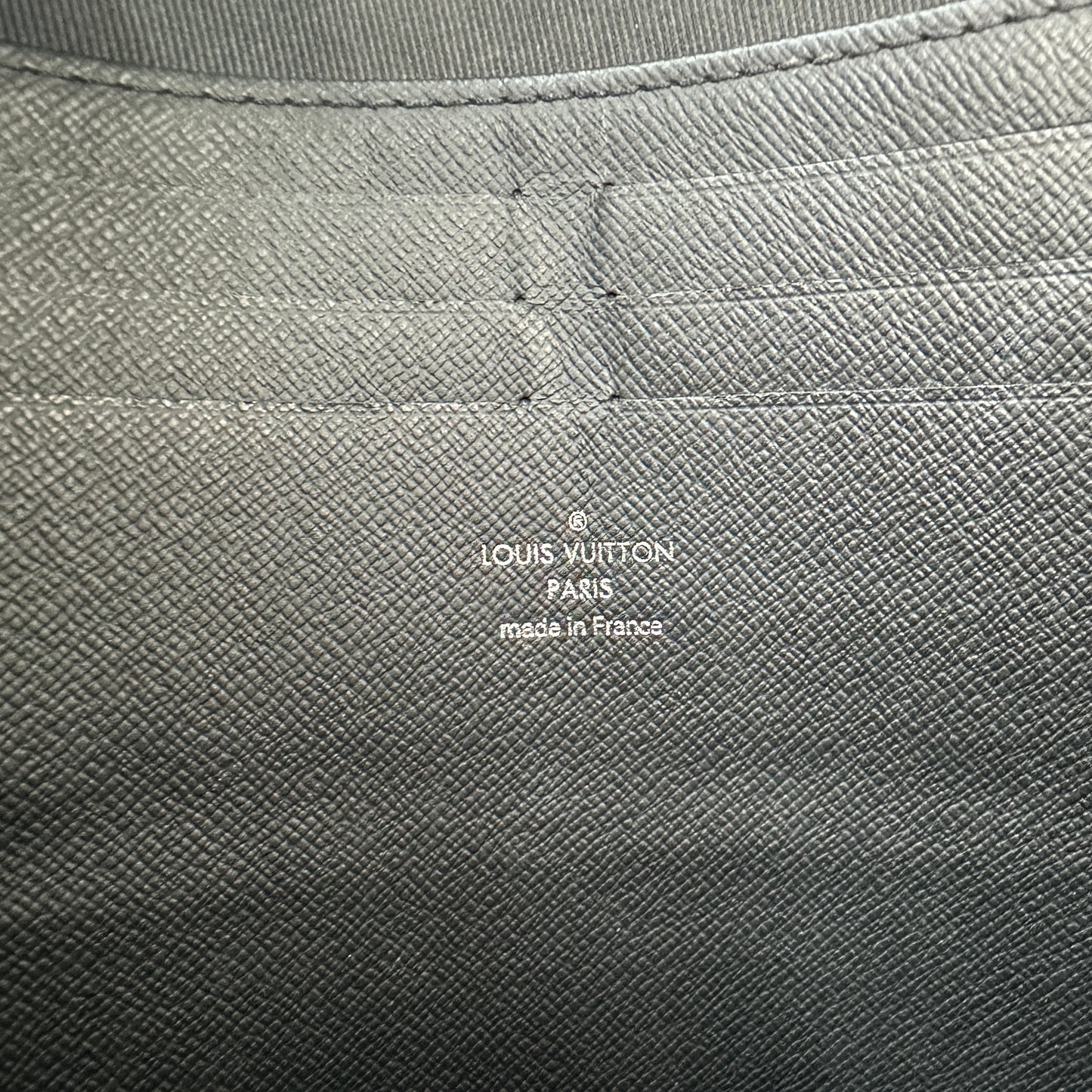Louis Vuitton - Pochette Voyage - Vinyl - Black - (large)