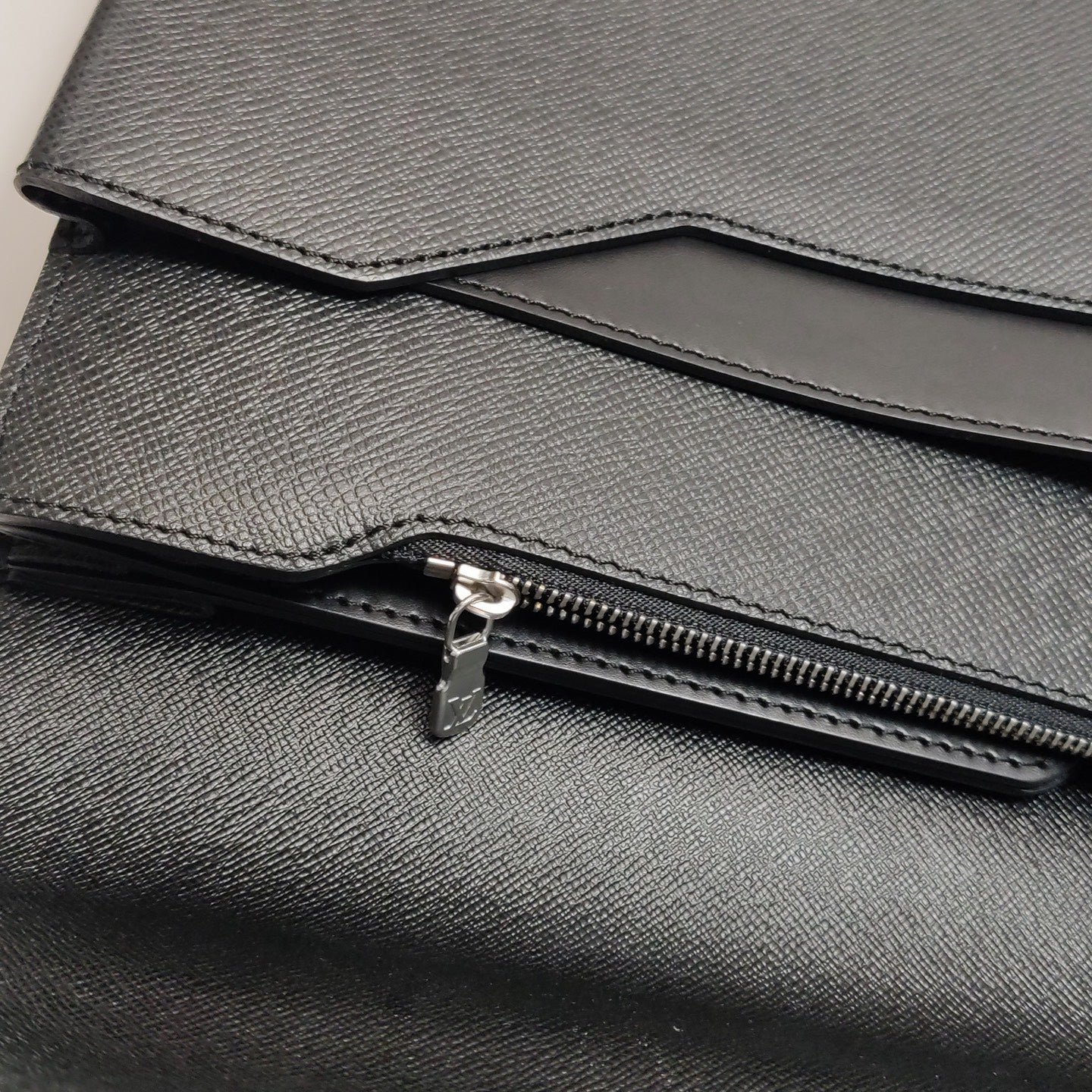 Louis Vuitton - Robusto - Leather - Black - (medium)