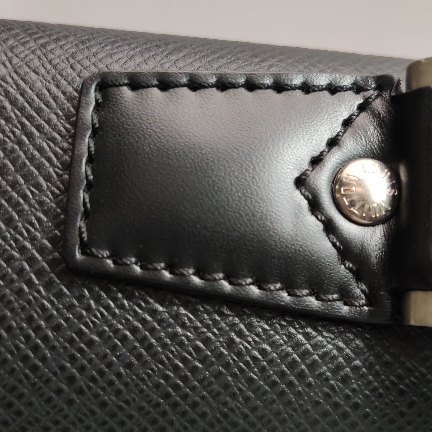 Louis Vuitton - Robusto - Leather - Black - (medium)