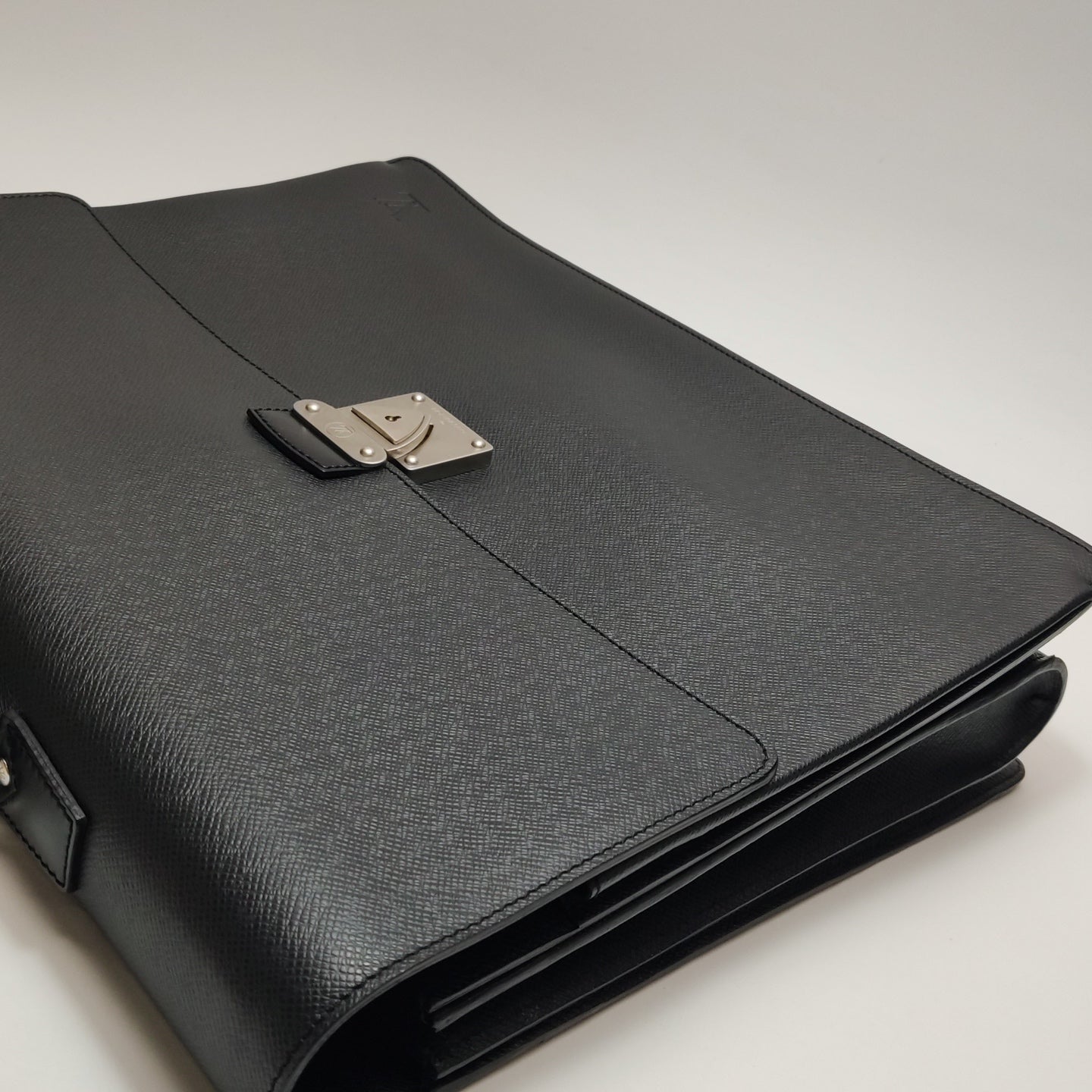 Louis Vuitton - Robusto - Leather - Black - (medium)