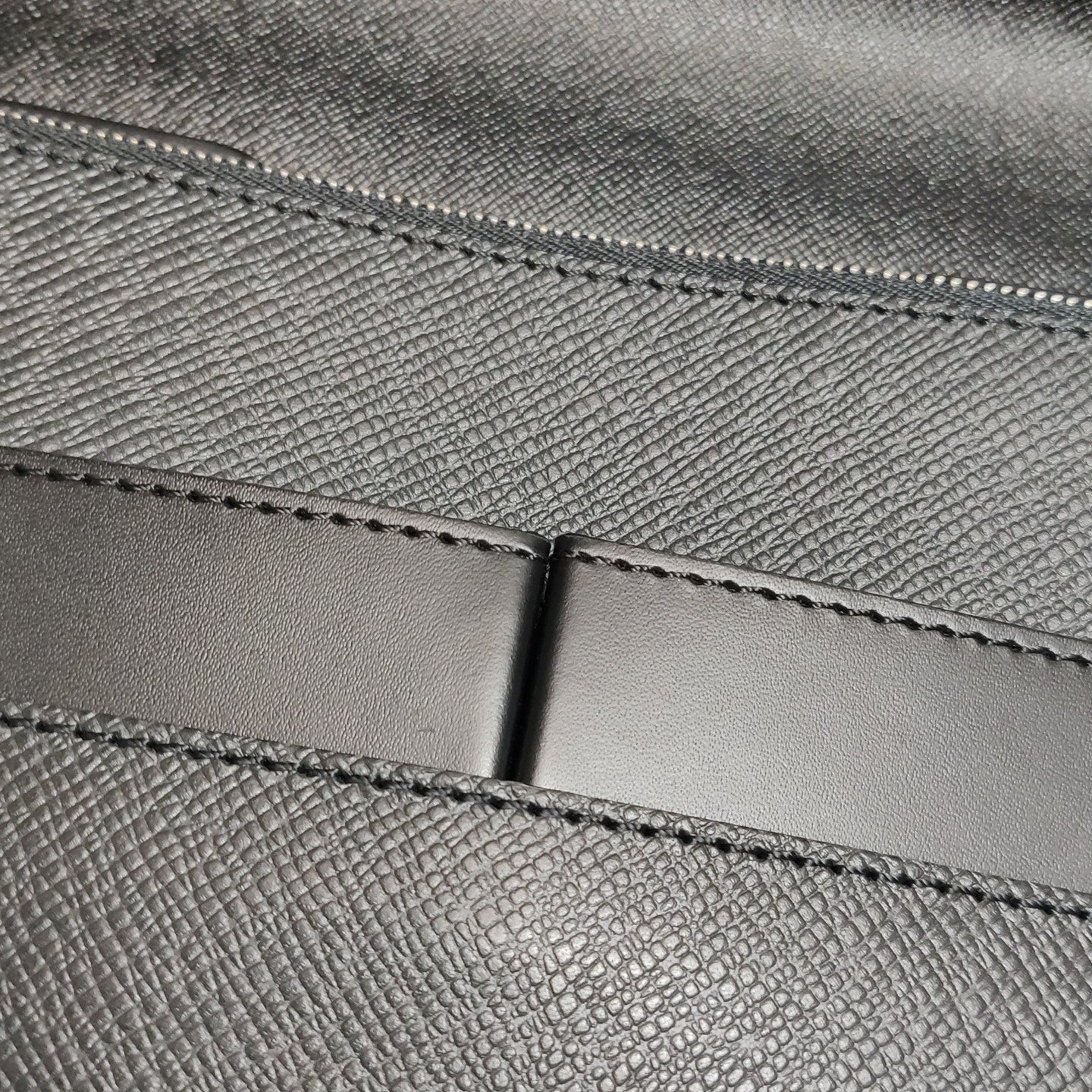 Louis Vuitton - Robusto - Leather - Black - (medium)