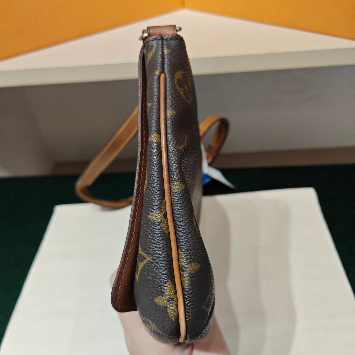 Louis Vuitton - Saint Cloud MM - Monogram canvas and natural cowhide leather - Brown - (medium)