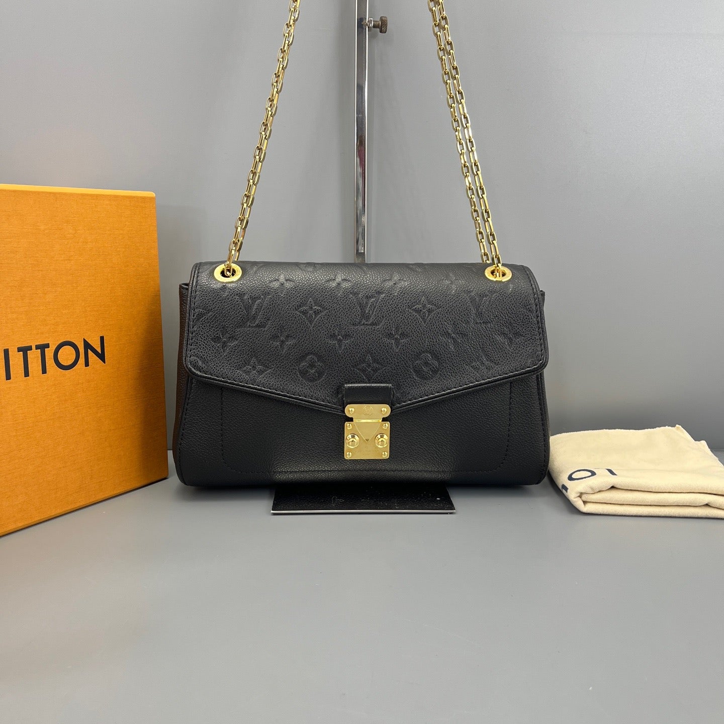 Louis Vuitton - Saint Germain - Leather - Black - (medium)