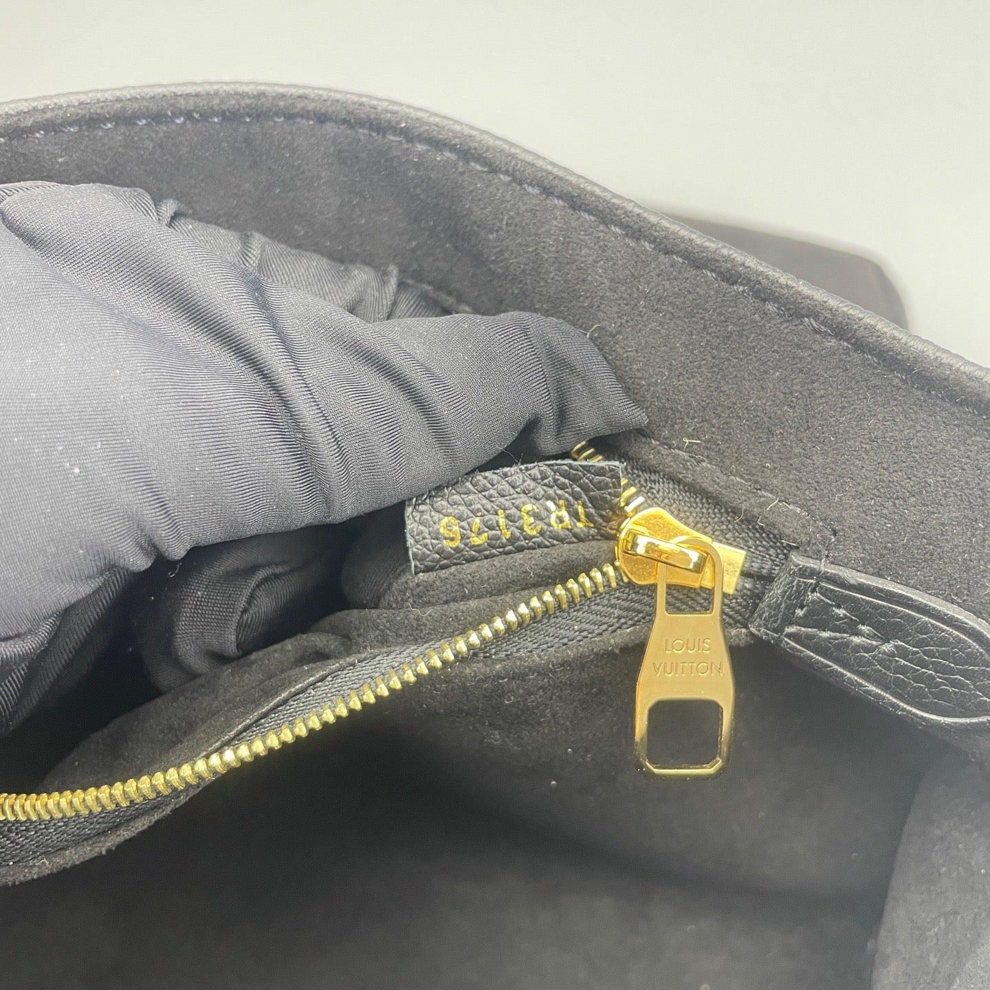 Louis Vuitton - Saint Germain - Leather - Black - (medium)