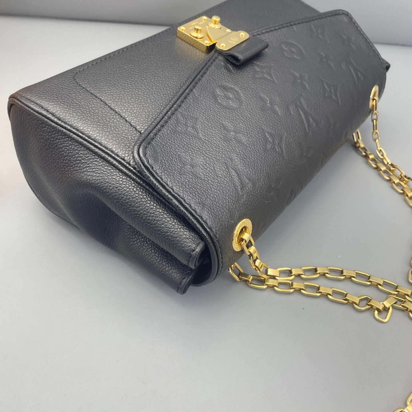 Louis Vuitton - Saint Germain - Leather - Black - (medium)